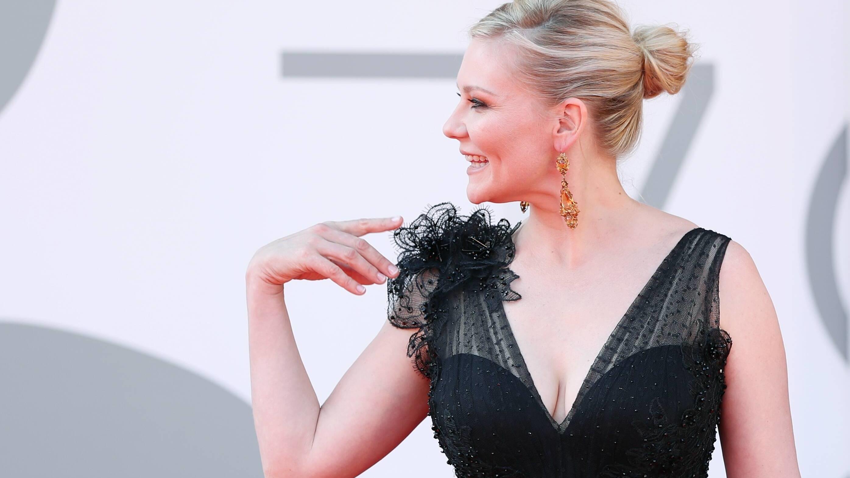 Kirsten Dunst verzaubert in Venedig mit schwarzem Gothic-Kleid Kirsten Dunst in ihrem Traum aus schwarzem Tüll.