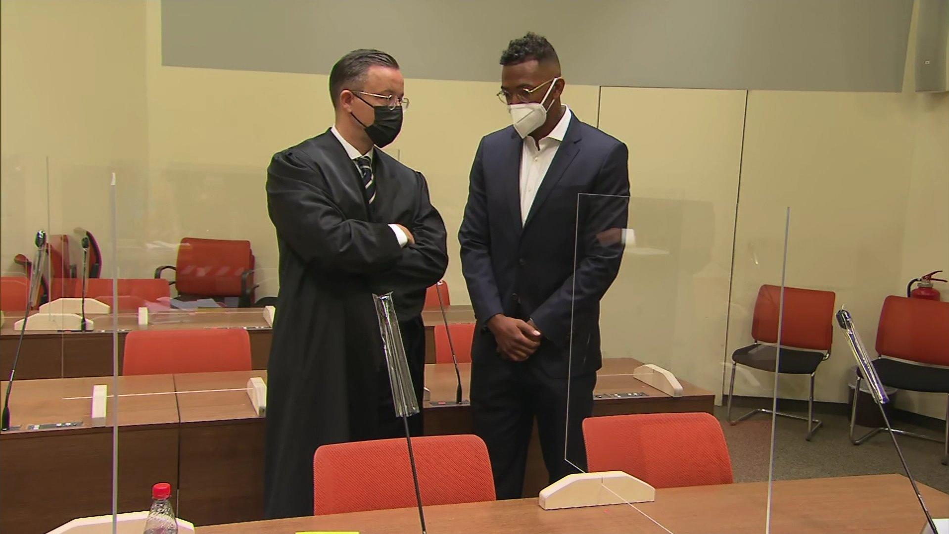 Prozess um Jérôme Boateng: Gericht befindet ihn der Körperverletzung schuldig Jérôme Boateng steht am Donnerstag, 9. September, vor Gericht. Links neben ihm: Sein Anwalt
