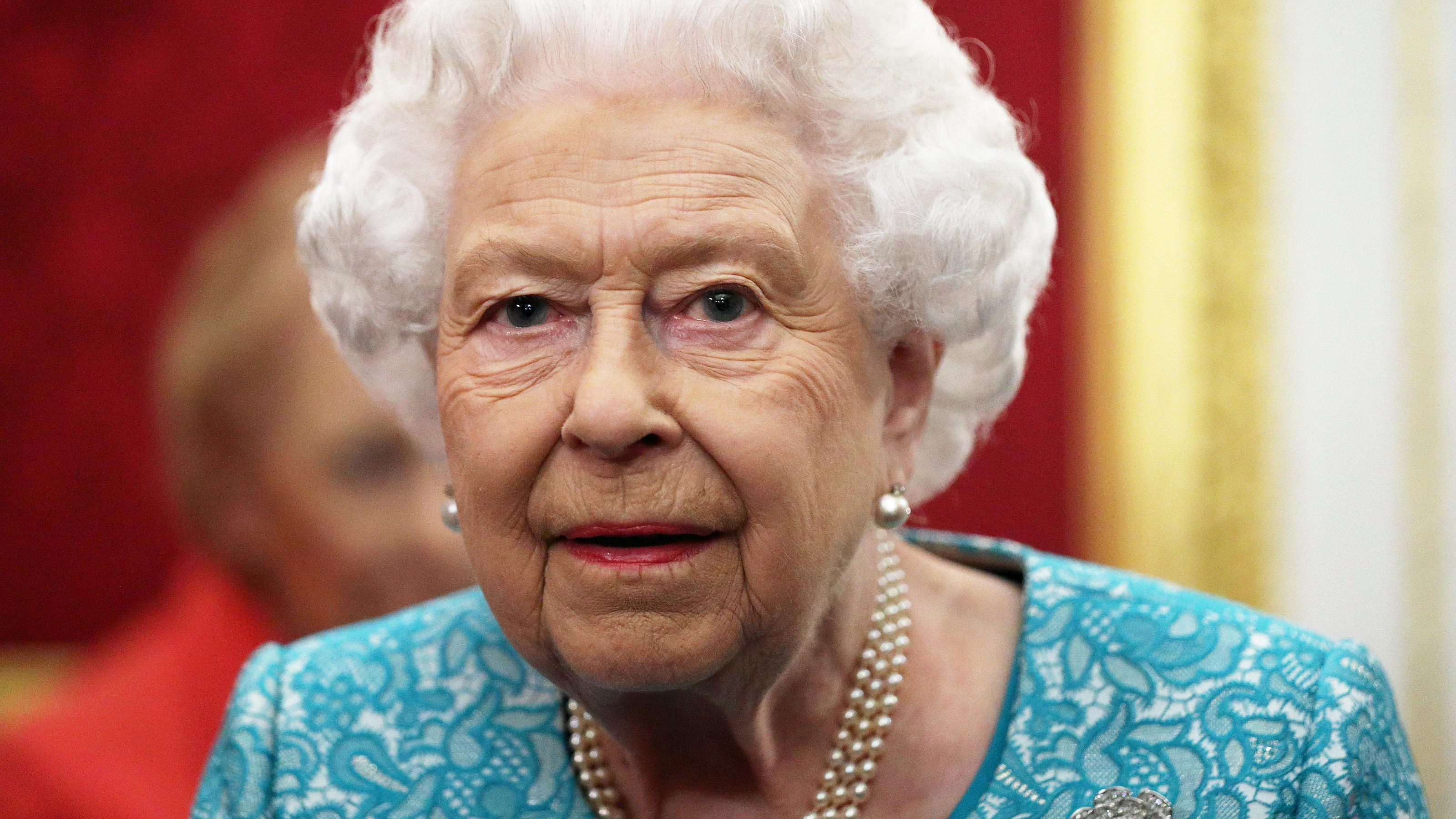 Nach Rassismusvorwurf: Queen Elizabeth II. unterstützt "Black Lives Matter"-Bewegung Ein persönlicher Vertreter der Queen erklärt jetzt, dass sich das britische Königshaus für die Bewegung "Black Lives Matter" stark mache.