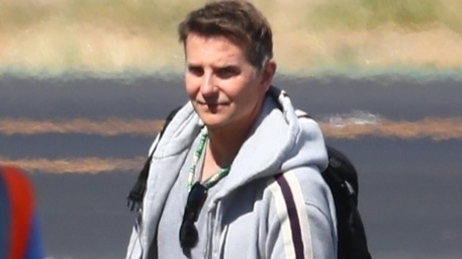 Bradley Cooper: Huch, was ist mit dem Hollywoodstar im Urlaub passiert? Dieses Foto zeigt Bradley Cooper am Flughafen. Mit seiner Tochter Lea hatte der Schauspieler einen Kurzurlaub in Mexiko gemacht.
