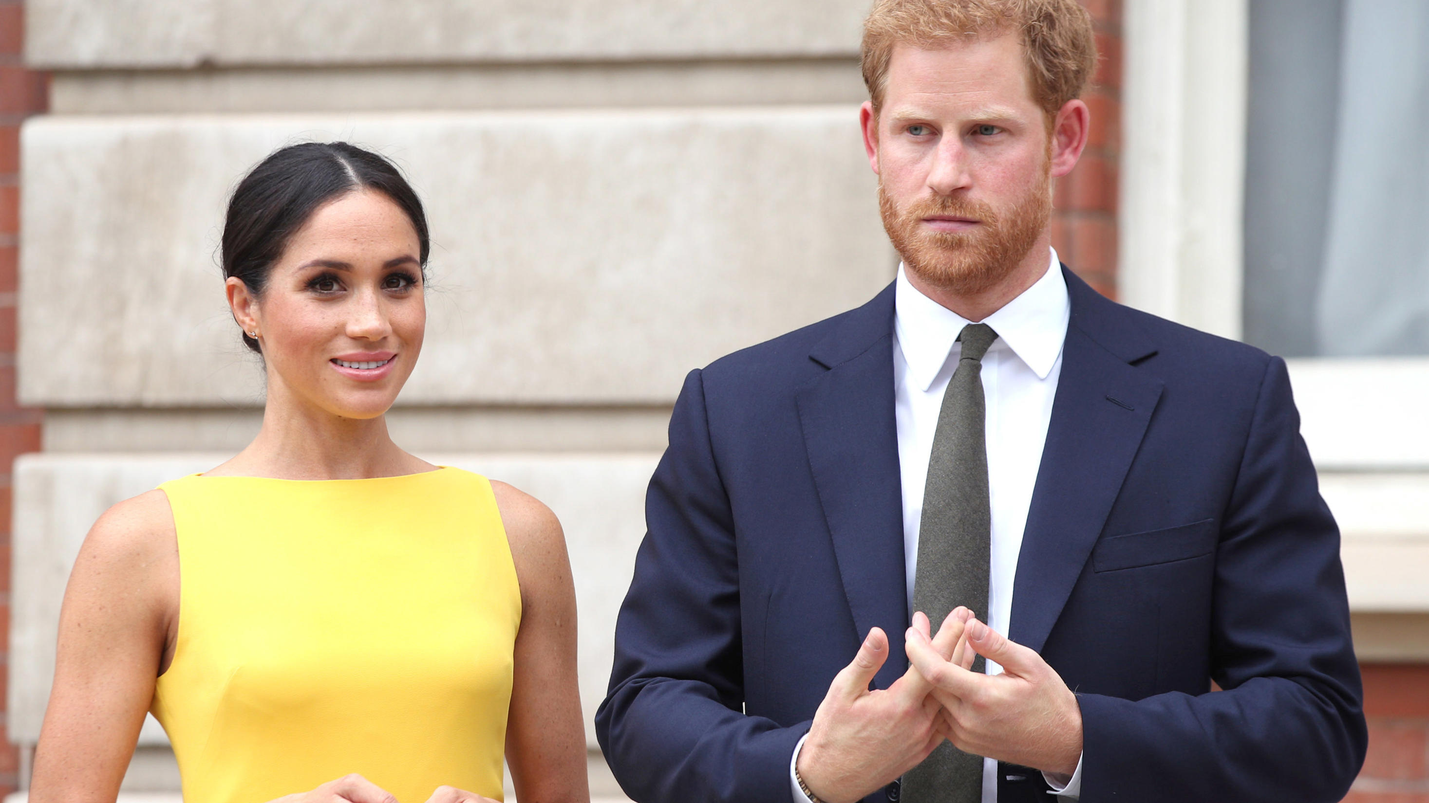 Prinz Harry und Herzogin Meghan: Beliebtheit der royalen Aussteiger auf einem Tiefststand angelangt Auf der royalen Beliebtheitsskala rangieren Prinz Harry und Herzogin Meghan inzwischen weit unten. Ihren Unmut über den Paar machten jetzt Zuschauer bei einer Award-Show mit Buhrufen deutlich.
