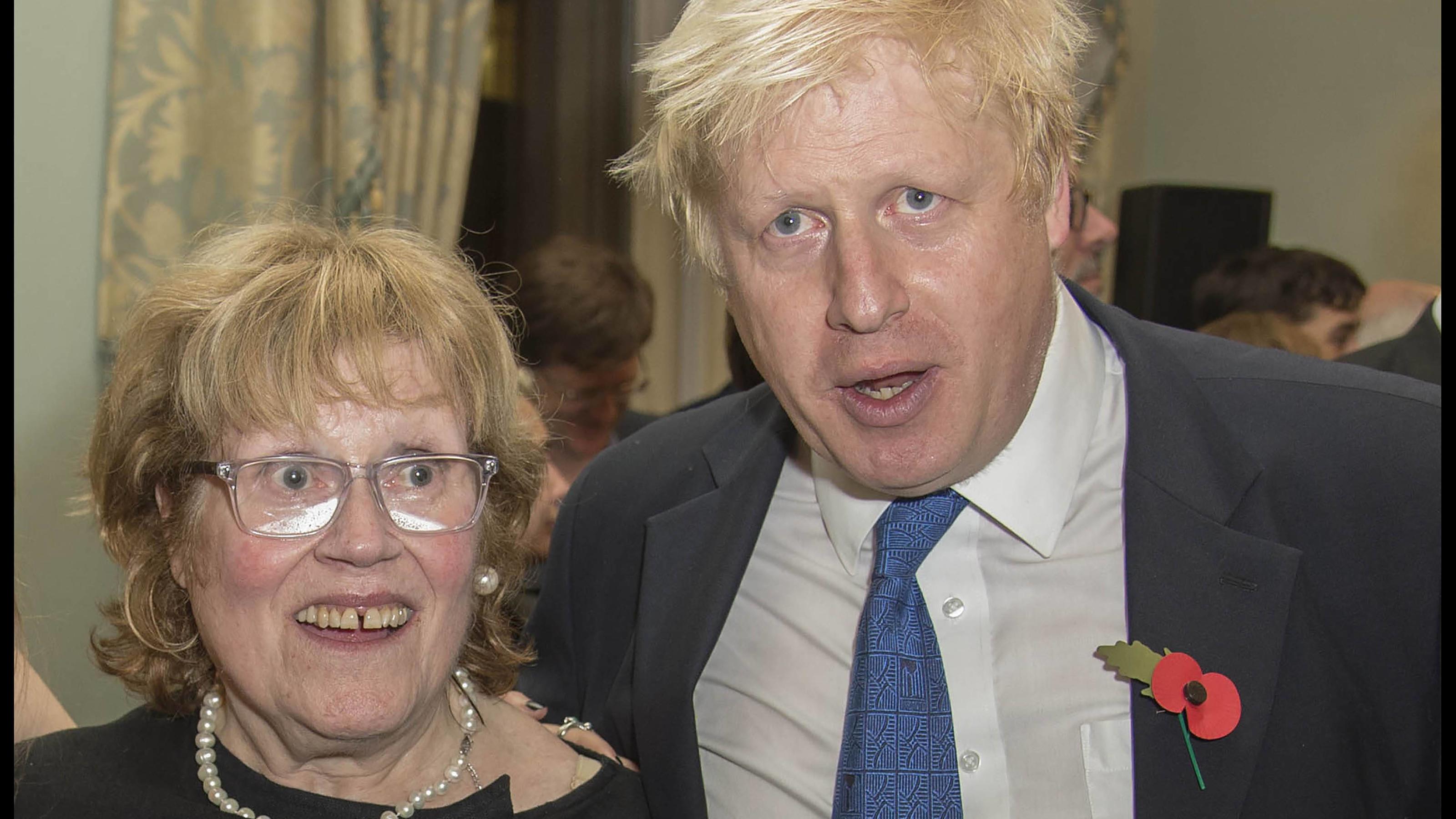 Trauertag für Premierminister: Mutter von Boris Johnson tot 22/10/2014. London, United Kingdom. Mayor of London Boris Johnson with his mother Charlotte Johnson Wahl at Boris s book launch - The Churchill Factor at The English Speaking Union, Dartmouth House, London.. PUBLICATIONxINxGERxSUIxAUTxHUNxONLY xAndre