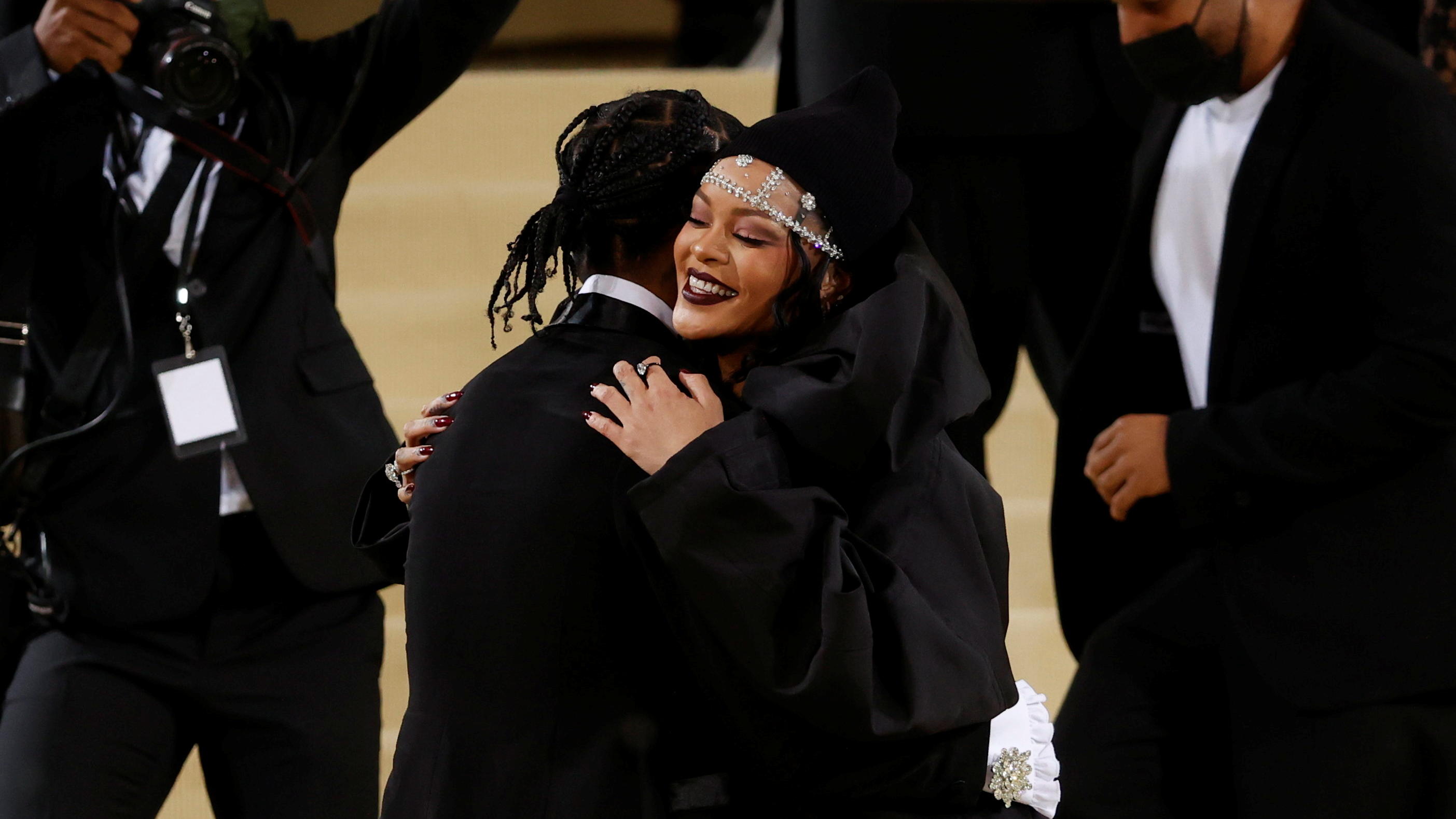 Heißes Pärchen-Debüt: Rihanna & A$AP Rocky machen Liebe auf dem Red Carpet offiziell ASAP Rocky and Rihanna embrace at the Met Gala 2021 at the Metropolitan Museum of Art in New York City, New York, U.S. September 13, 2021. REUTERS/Andrew Kelly