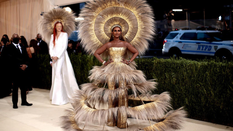Imans Met Gala-Outfit sollte "Lichtstrahl" in einer Zeit der "Dunkelheit" sein Imans Met Gala-Outfit sollte "Lichtstrahl" in einer Zeit der "Dunkelheit" sein