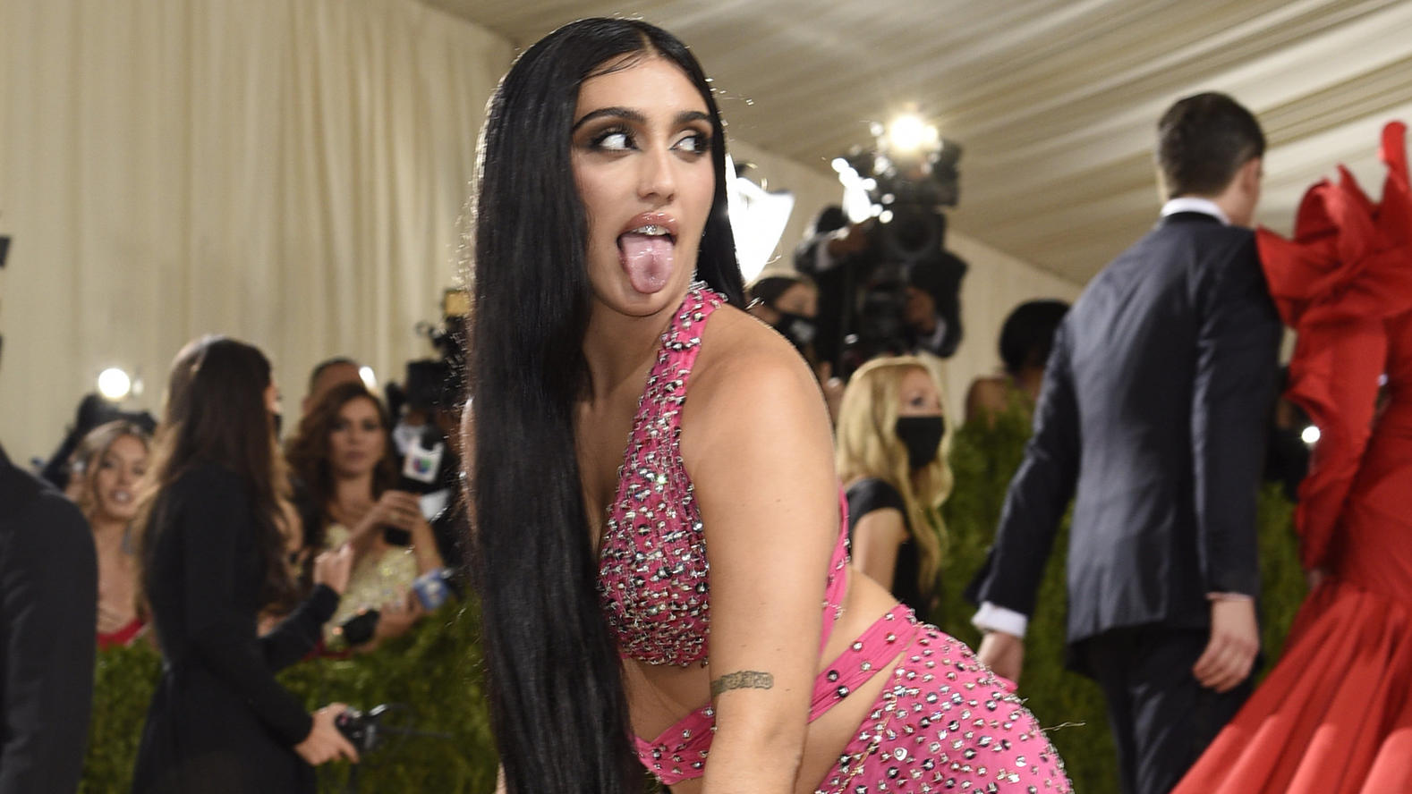 Madonnas Tochter Lourdes: Sexy Auftritt mit unrasierter Achsel auf rotem Teppich Ey, ist die frech unterwegs! Lourdes spielt das Logo der "Rolling Stones" nach.