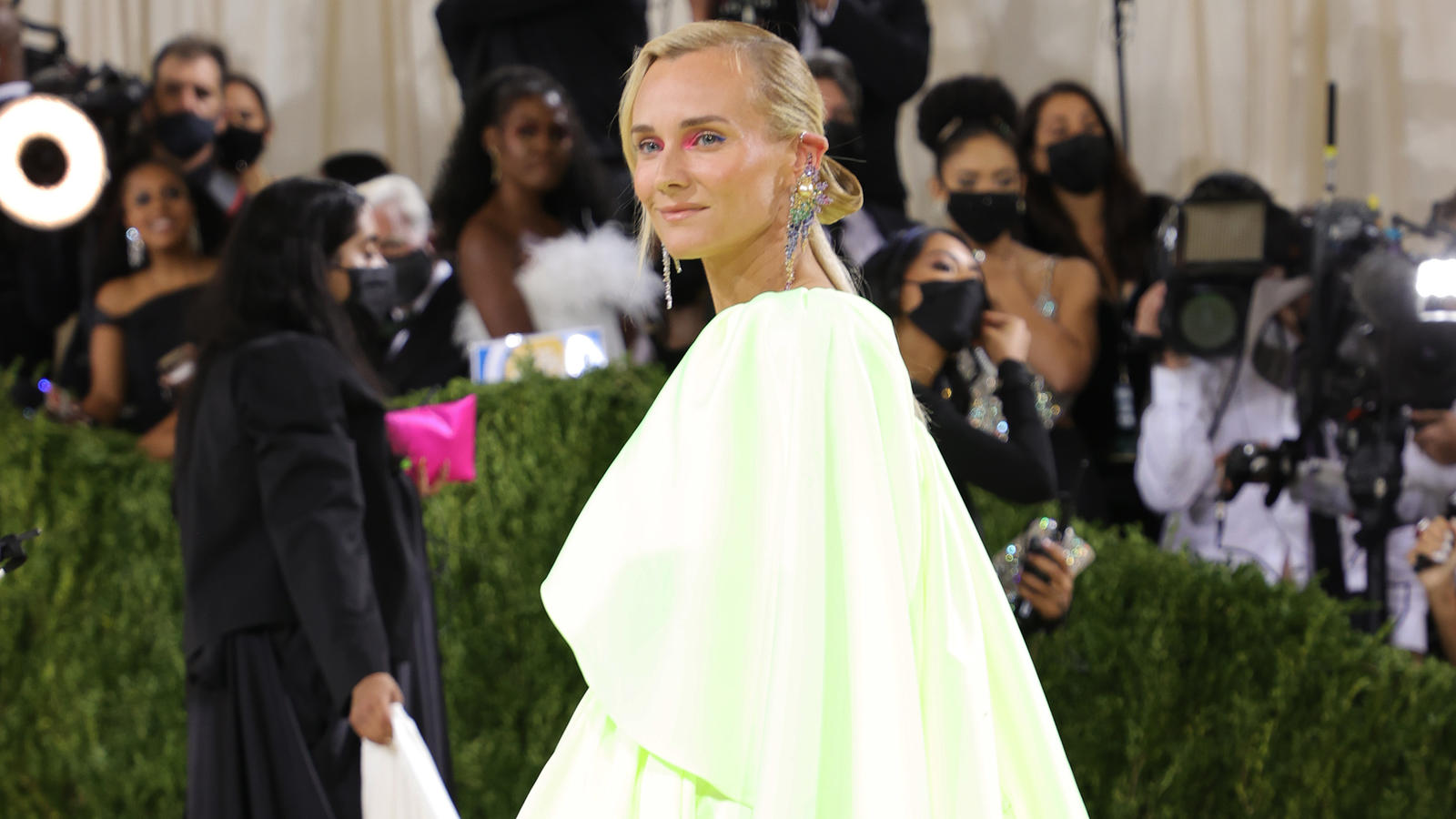 Diane Kruger verlobt - jetzt zeigt sie ihren funkelnden Diamantring Diane Kruger mit XXL-Klunker bei der Met Gala in New York.