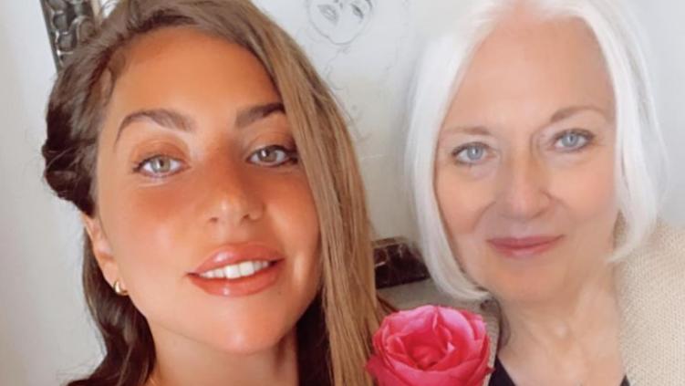 Lady Gaga zeigt sich zusammen mit ihrer Mutter - ganz natürlich! Lady Gaga mit ihrer Mutter