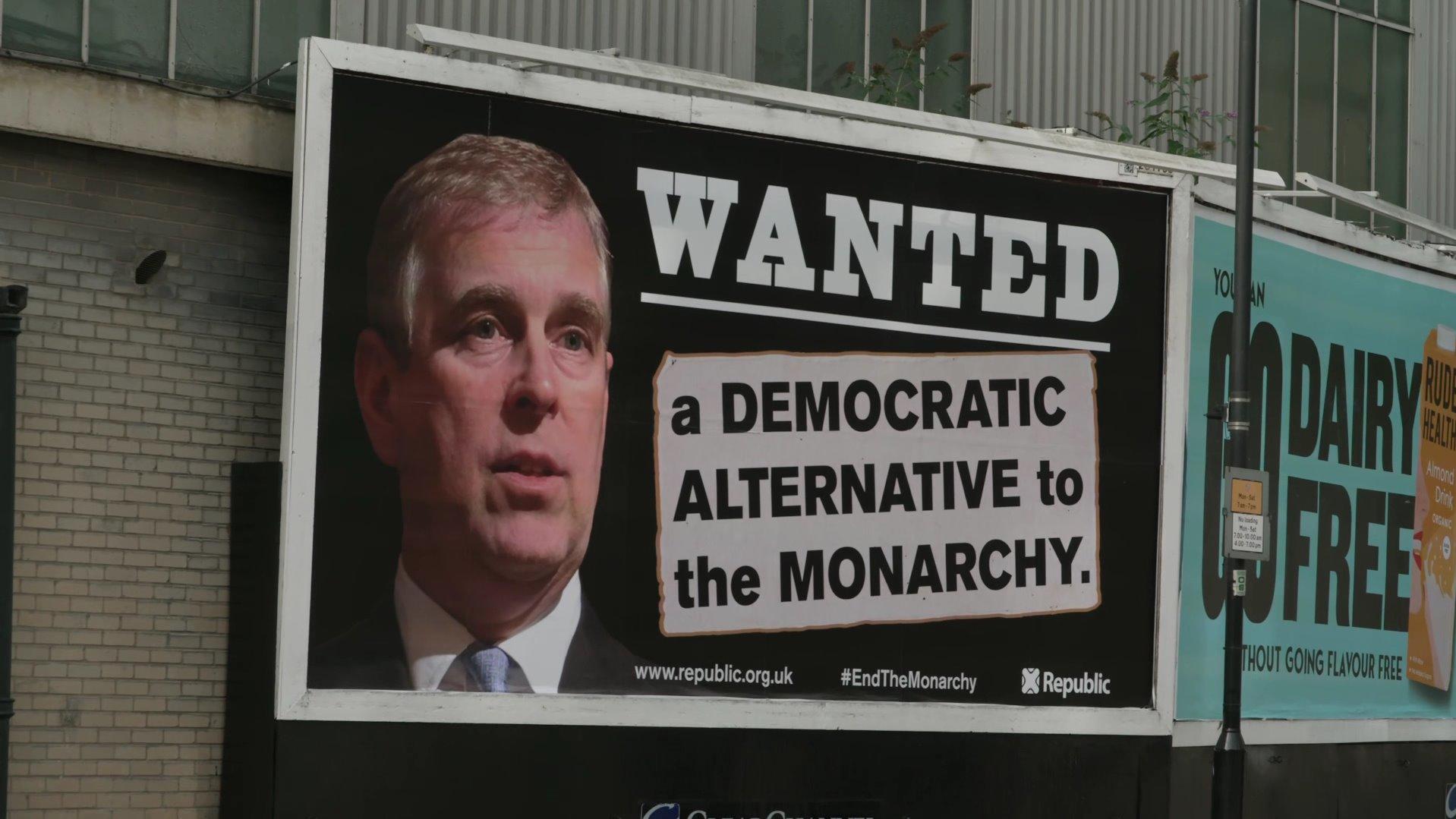 Kritische Posterkampagne gegen Prinz Andrew: „Niemand sollte über dem Gesetz stehen“ Prinz Andrew auf einem Plakat einer anti-monarchistischen Kampagne.