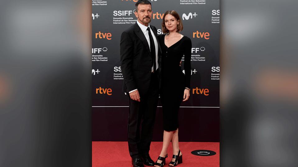Antonio Banderas: Seltener Auftritt mit Tochter Stella auf dem roten Teppich Antonio Banderas und Tochter Stella auf dem Roten Teppich der Filmfestspiele von San Sebastian 2021.