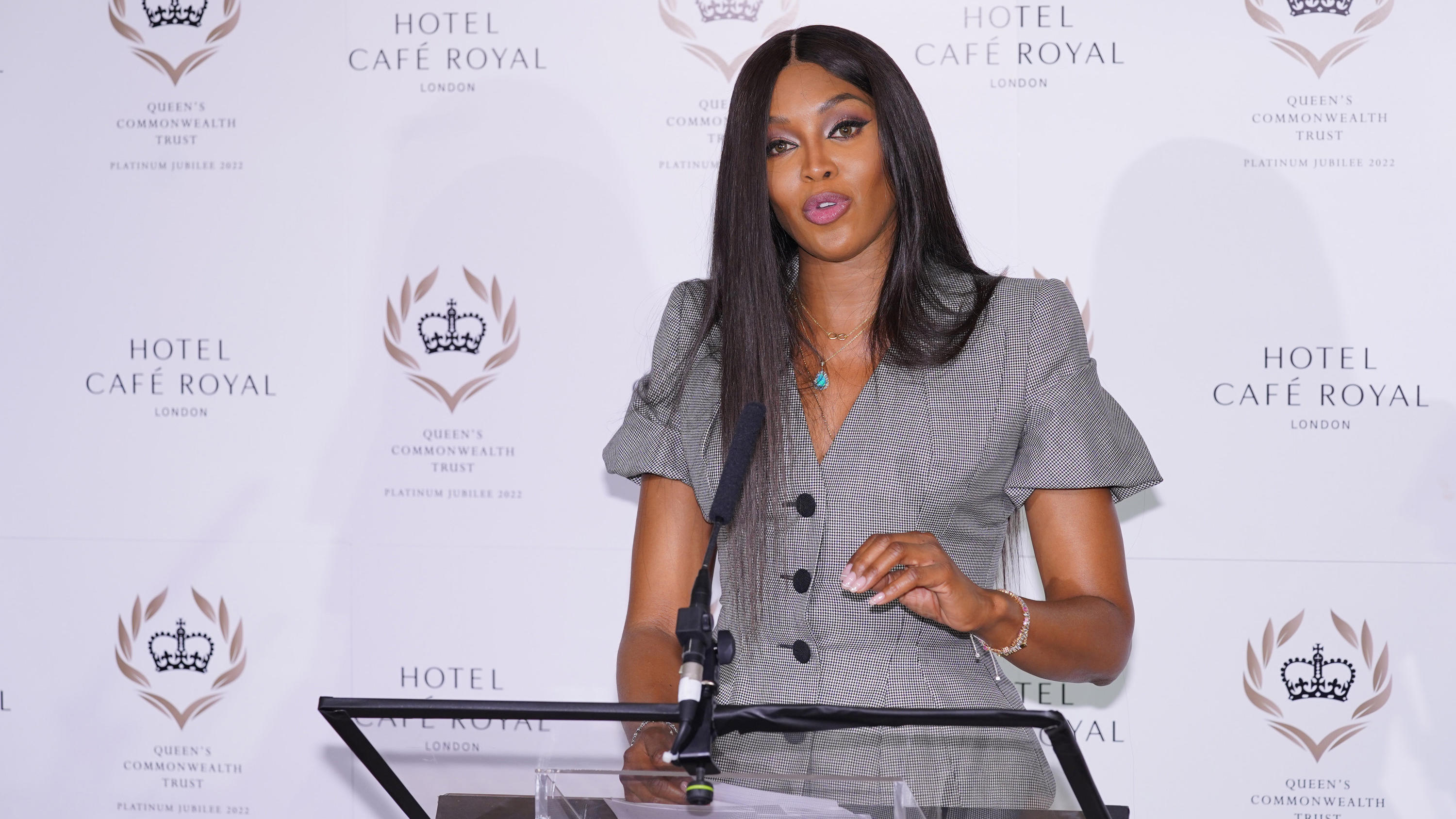 Herzogin Meghan & Prinz Harry: Dieses Supermodel übernimmt jetzt ihre königlichen Pflichten 16.09.2021, Großbritannien, London: Naomi Campbell, Model aus Großbritannien, bei einer Pressekonferenz im Hotel Cafe Royal anlässlich der Ankündigung, dass sie globale Botschafterin für den Queen's Commonwealth Trust werden wird. Foto: Ian West/PA W