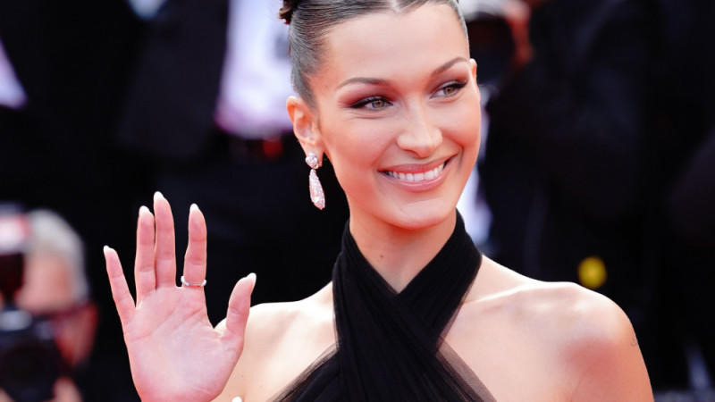 Bella Hadid wirbt für Self-Portraits Frühjahr 2022-Kollektion Bella Hadid wirbt für Self-Portraits Frühjahr 2022-Kollektion