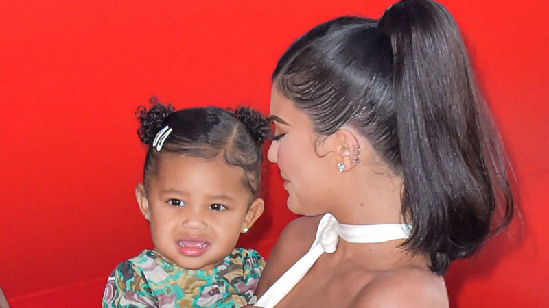Kylie Jenners Tochter Stormi hat die neuen Babyprodukte des Stars "getestet und gutgeheißen" Kylie Jenners Tochter Stormi hat die neuen Babyprodukte des Stars "getestet und gutgeheißen"