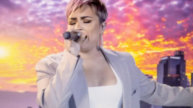 Demi Lovato schwärmt von ihrer "überwältigenden" Begegnung mit Außerirdischen Demi Lovato schwärmt von ihrer "überwältigenden" Begegnung mit Außerirdischen