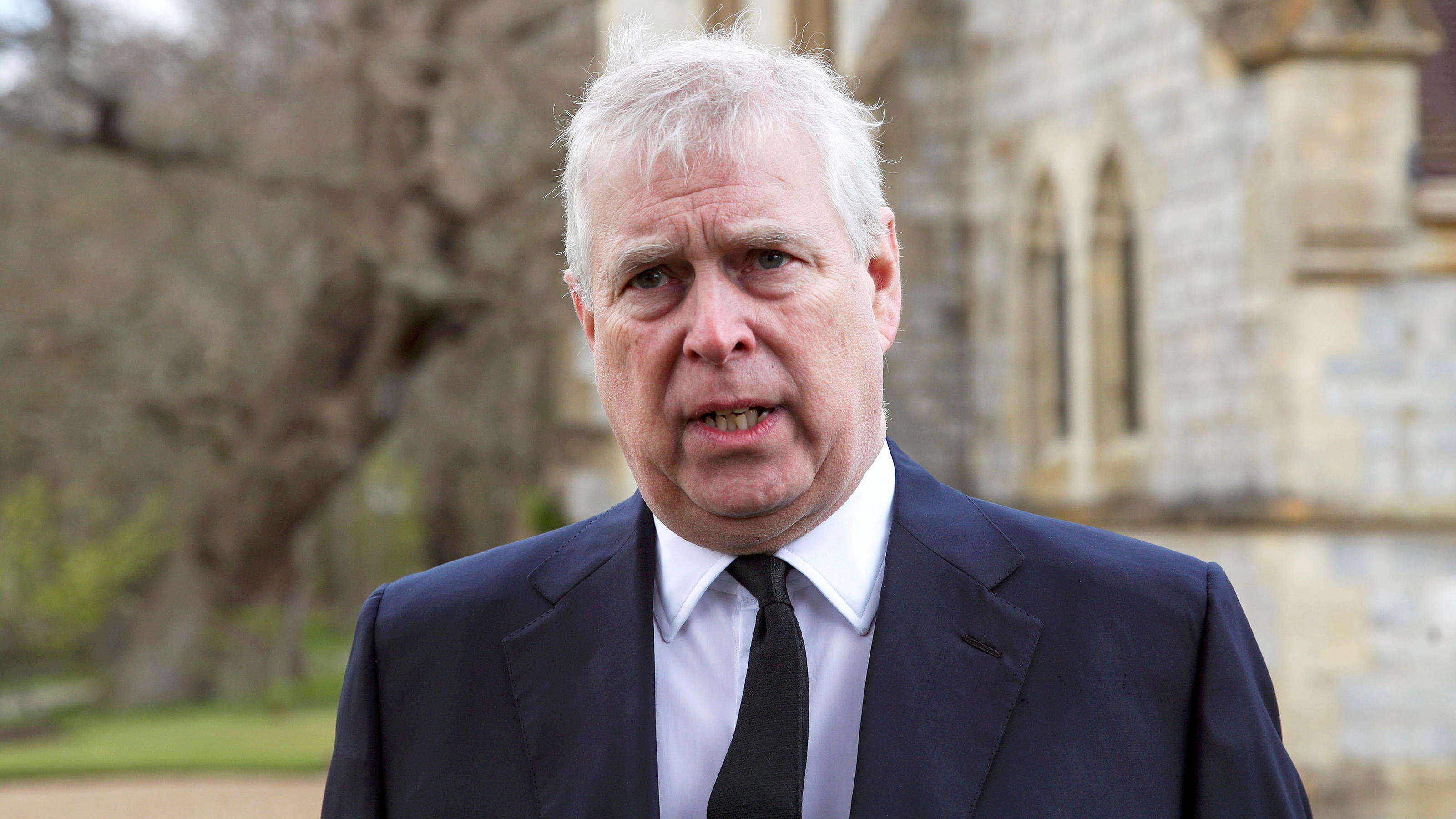 Prinz Andrew von Familie verstoßen: Jetzt hält nur noch die Queen zu ihm FILE PHOTO: Britain's Prince Andrew speaks to the media during Sunday service at the Royal Chapel of All Saints at Windsor Great Park, Britain following Friday's death of his father Prince Philip at age 99, April 11, 2021. Steve Parsons/PA Wire/Pool