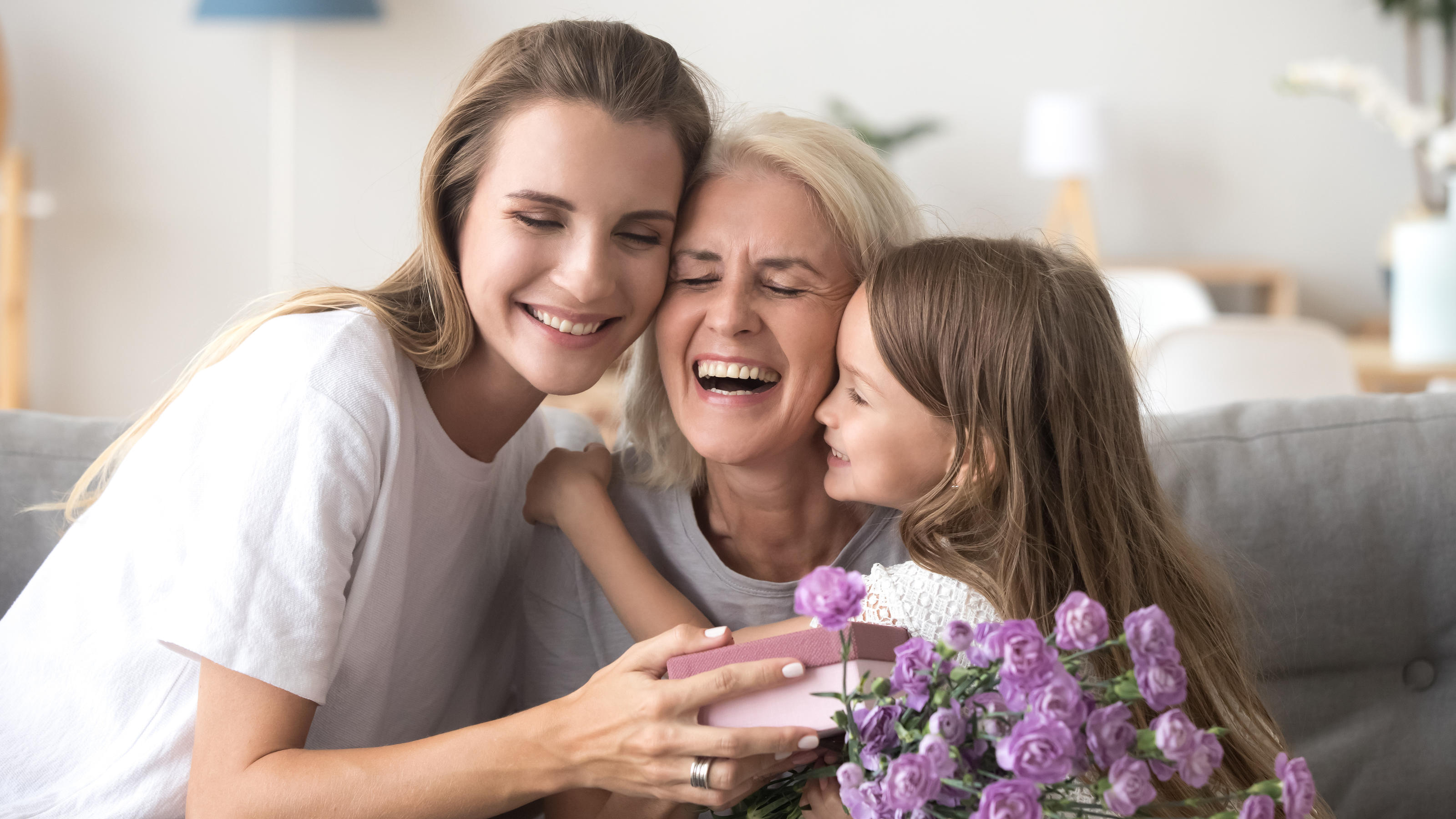 Warum Schwiegermütter diese 5 Geschenke lieben werden Frau und Kind umarmen eine ältere Frau.