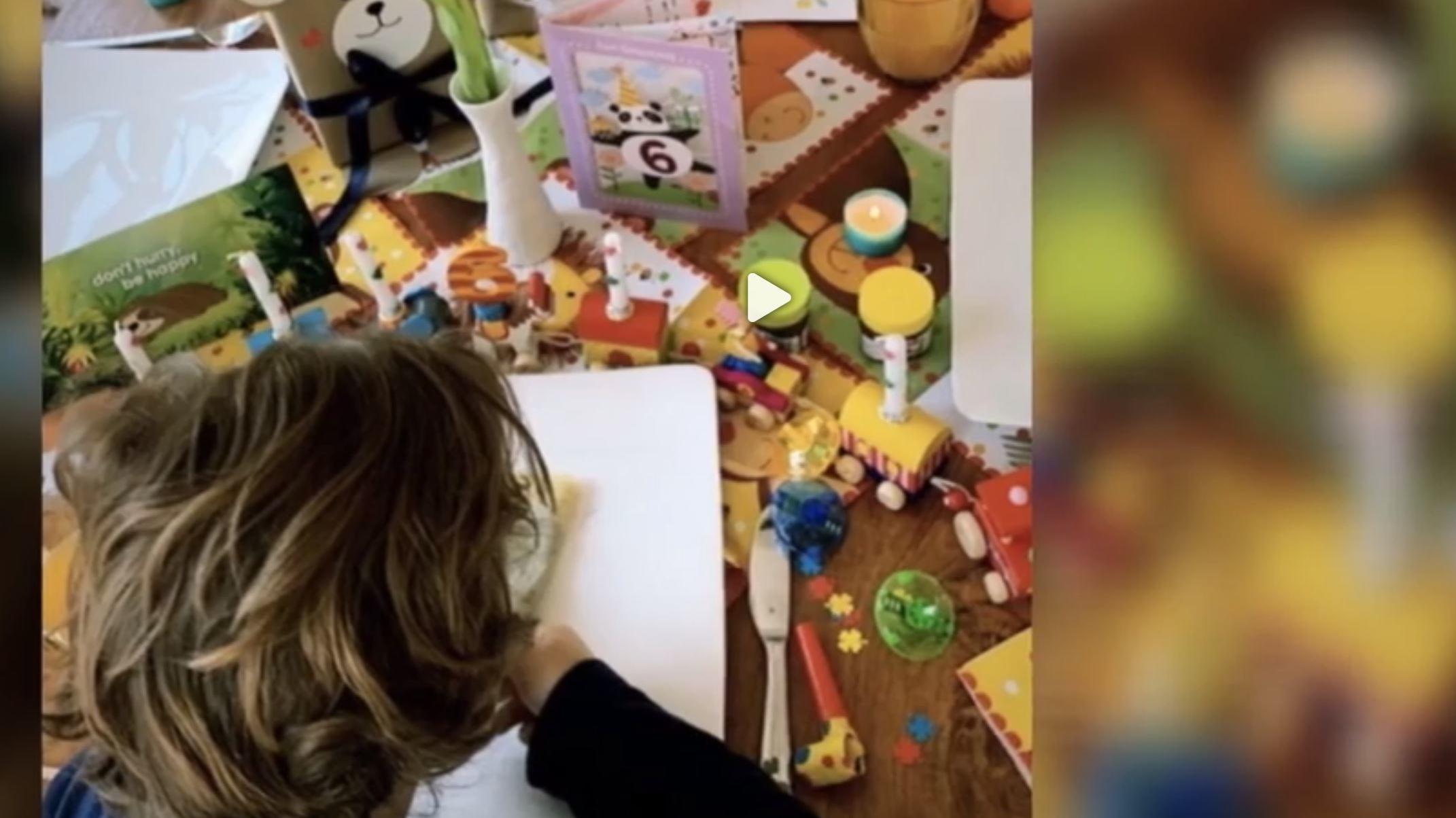 Yvonne Catterfeld zeigt erste Aufnahme von Wuschelkopf-Sohn Charlie nach Ewigkeiten Charlie inmitten von Spielsachen.