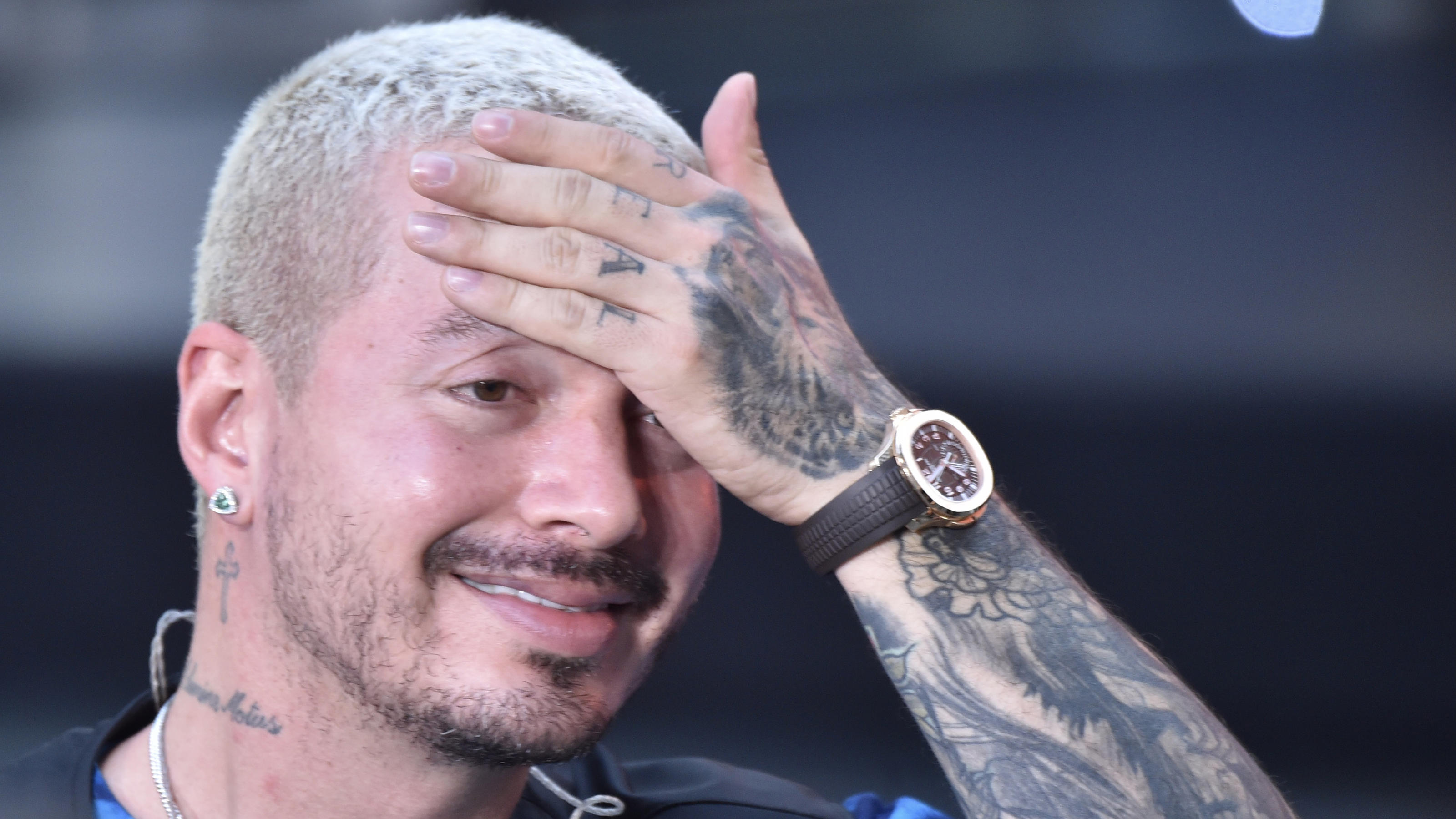 Reggaeton-Star J Balvin bekommt Shitstorm für neues Musikvideo - schwarze Frauen an der Leine J Balvin sollte sich für sein neues Musikvideo mächtig schämen.