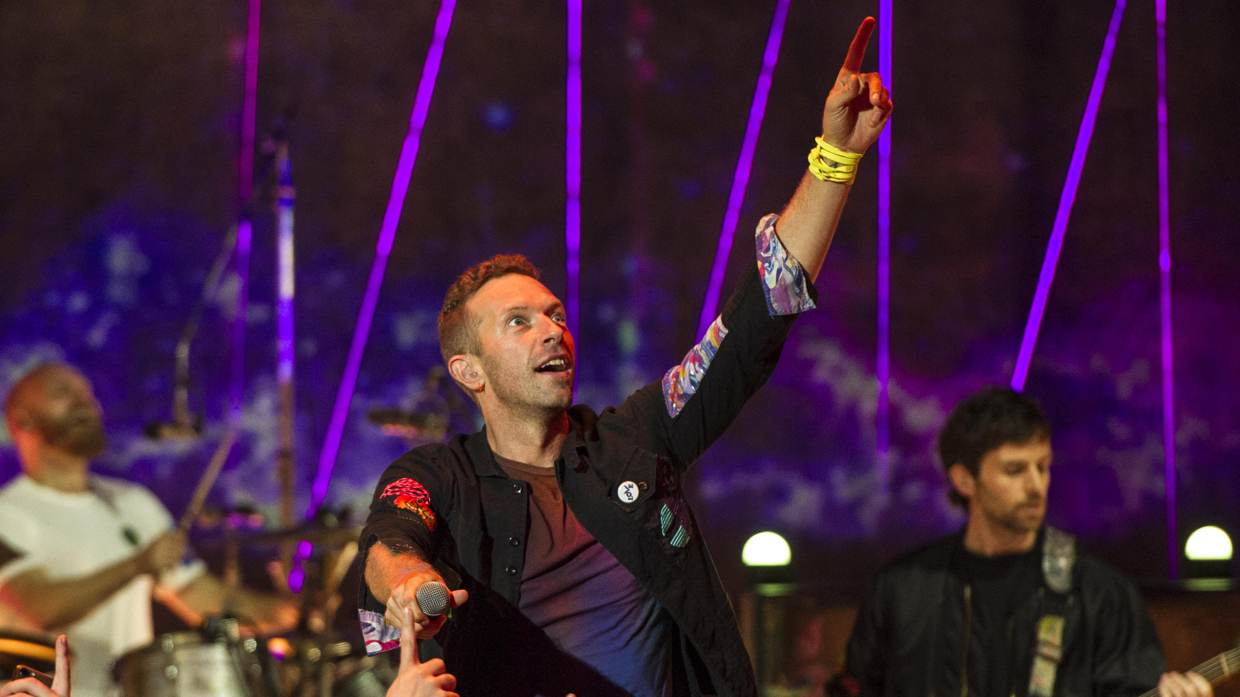Coldplay-Star Chris Martin macht Dakota Johnson auf der Bühne eine Liebeserklärung Chris Martin machte Dakota Johnson beim Coldplay-Konzert in London am 12. Oktober eine öffentliche Liebeserklärung.