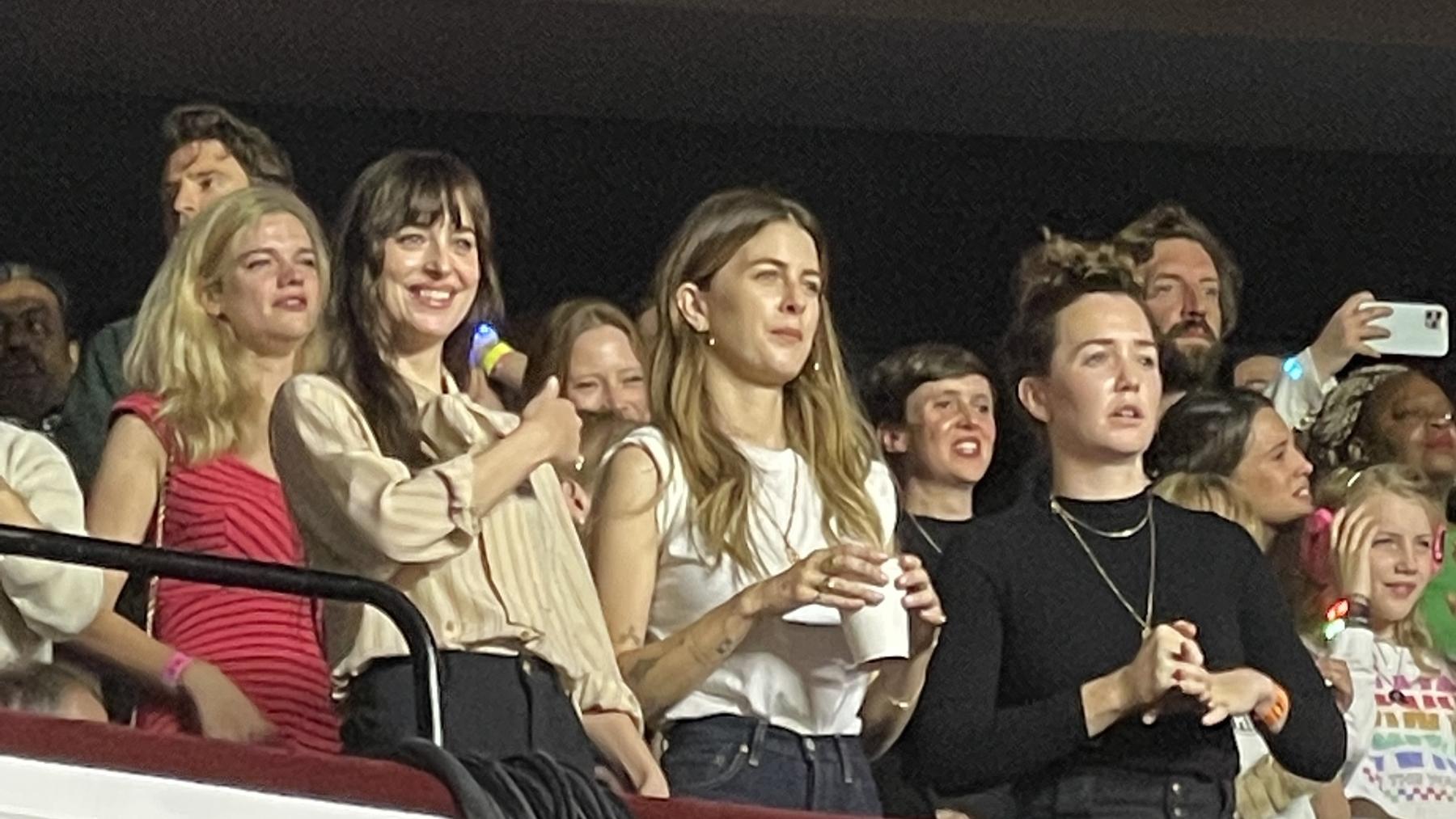 Coldplay-Star Chris Martin macht Dakota Johnson auf der Bühne eine Liebeserklärung Dakota Johnson im Publikum beim Londoner Coldplay-Konzert am 12. Oktober.