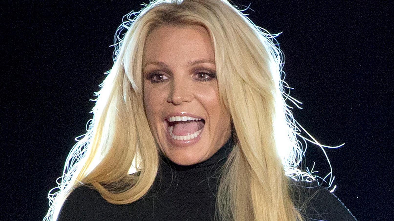 Britney Spears gewährt im Mini-Bikini sehr tiefe Einblicke ARCHIV - 18.10.2018, USA, Las Vegas: Britney Spears steht auf der Bühne vom Park MGM Hotel-Casino. Der Vater von Britney Spears ist von einer Richterin in Los Angeles als Vormund der Sängerin abgesetzt worden. (zu dpa: «Gericht: Britney Spears' Vater