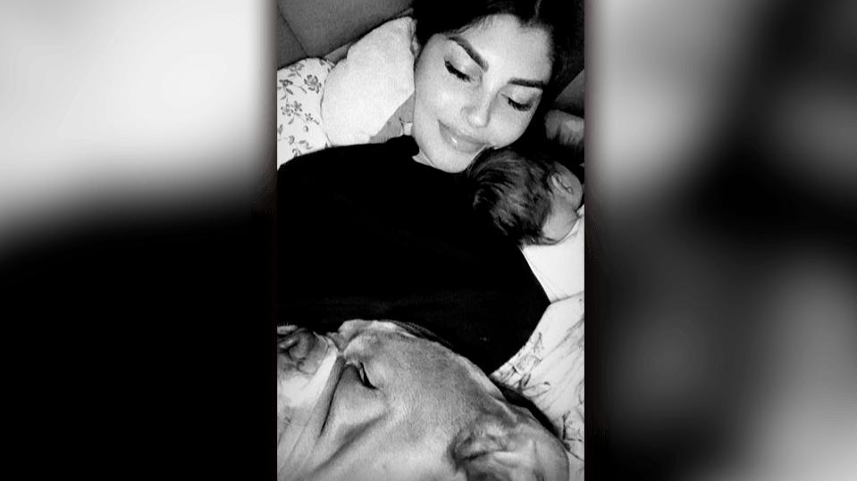 Yeliz Koc: Zeigt sie uns hier versehentlich die kleine Snow Elanie vollständig? Yeliz Koc mit Töchterchen Snow und Hündin Luna