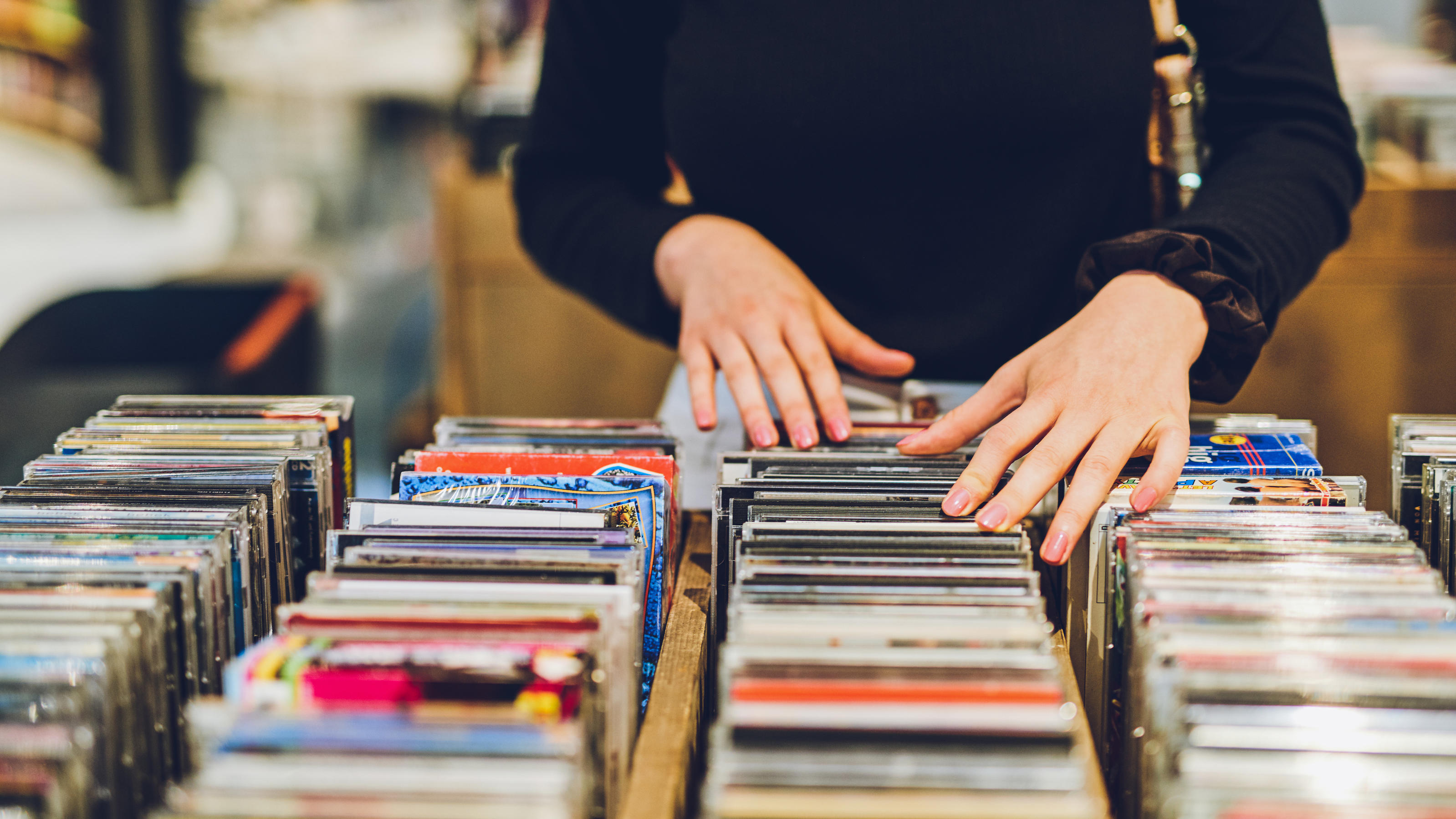 CD-Neuerscheinungen: Hier gibt es die neuesten Releases Frau durchstöbert CD-Neuerscheinungen.