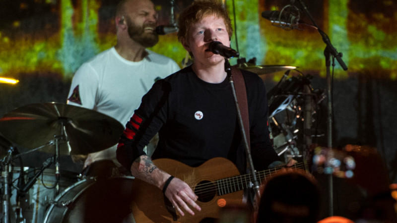Ed Sheeran verputzte zwei Liter Schokoladeneis bei Eiscreme-Challenge Ed Sheeran verputzte zwei Liter Schokoladeneis bei Eiscreme-Challenge