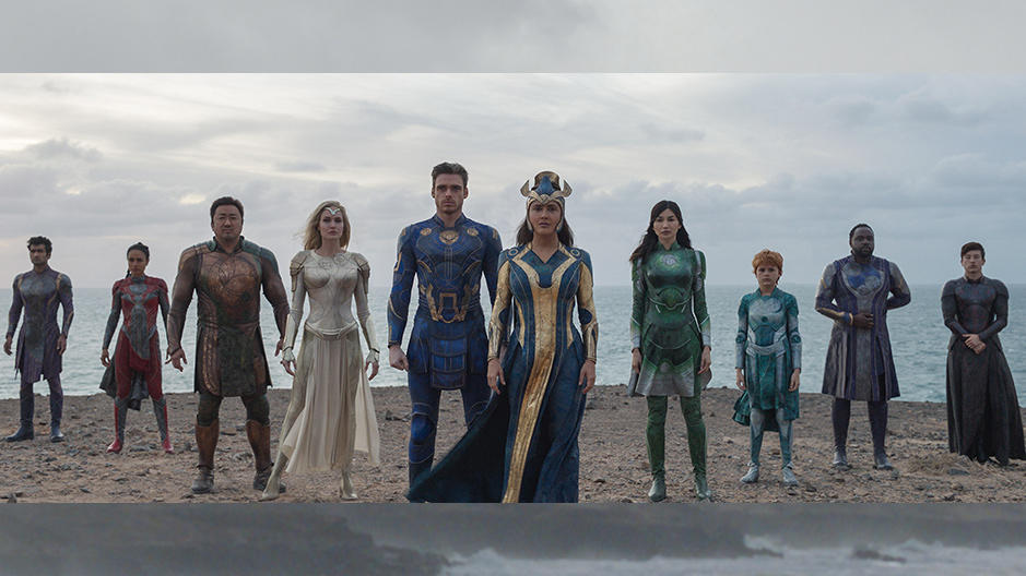 Filmkritik "Eternals": Superhelden-Sex und Küsse unter Männern V.l.n.r.: Kingo (Kumail Nanjiani), Makkari (Lauren Ridloff), Gilgamesh (Don Lee), Thena (Angelina Jolie), Ikaris (Richard Madden), Ajak (Salma Hayek), Sersi (Gemma Chan), Sprite (Lia McHugh), Phastos (Brian Tyree Henry) and Druig (Barry Keoghan)