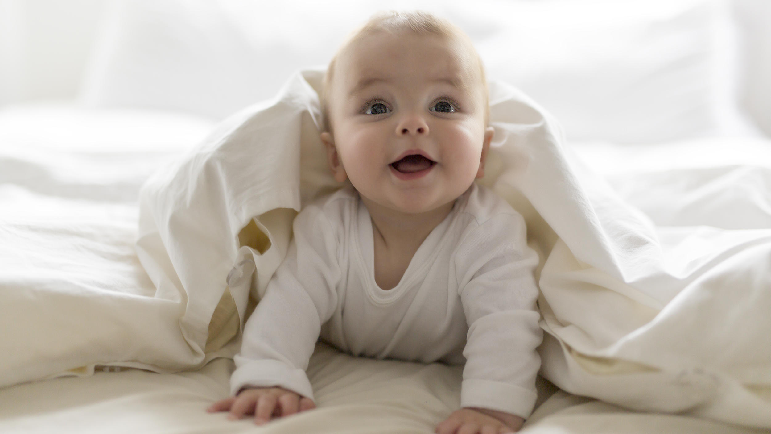 Schlafanzüge für Babys: Welcher Pyjama-Typ ist Ihr Liebling? Baby im Schlafanzug.