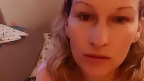 Janni Hönscheid spricht Eltern aus der Seele: So hart ist der Alltag mit krankem Kind Janni Hönscheid ist platt: Seit Tagen kümmert sie sich um ihr krankes Baby.