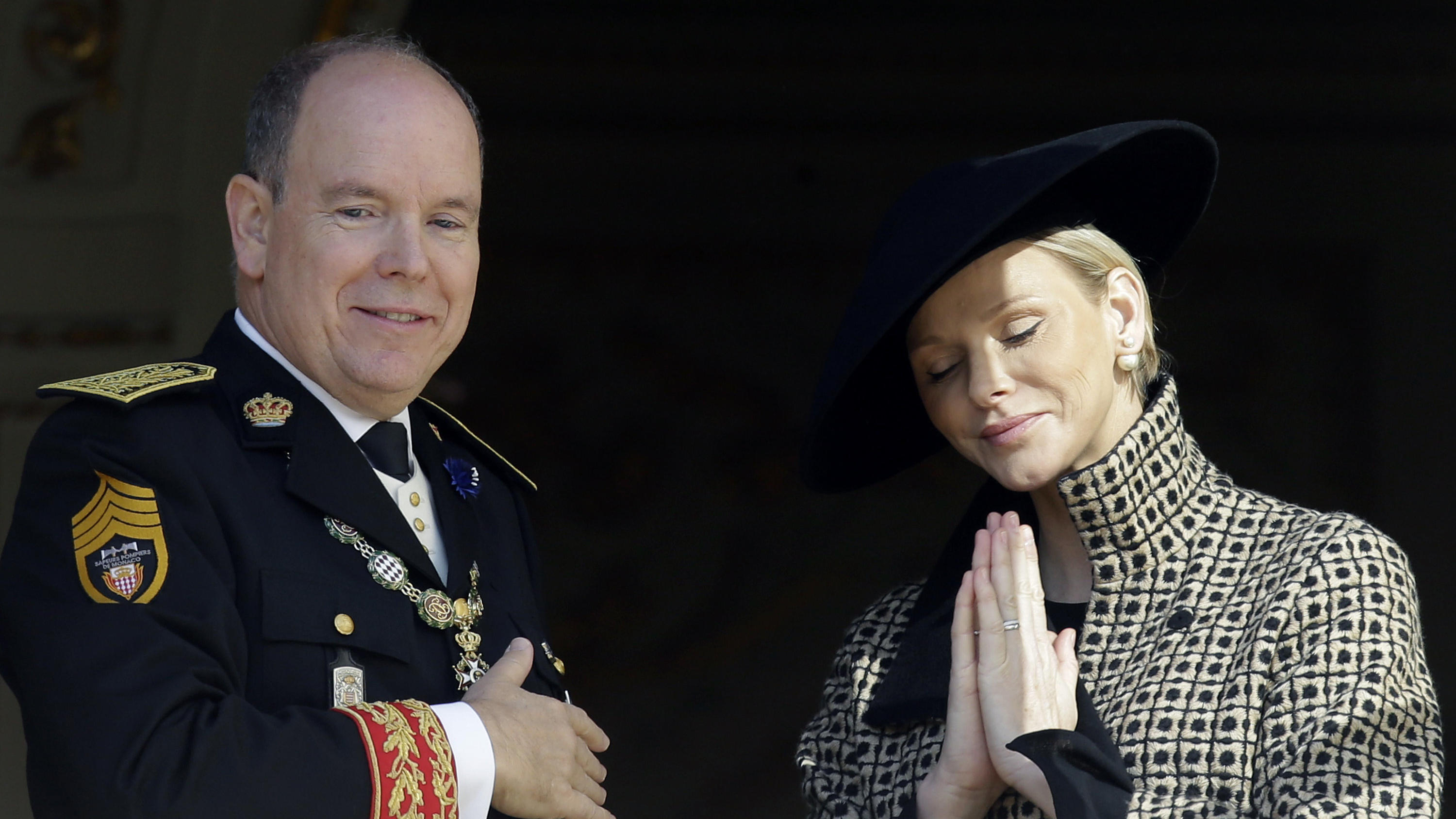 Charlène von Monaco: So fürstlich süß sind ihre ersten Worte nach der royalen Rückkehr ARCHIV - 19.11.2018, Monaco: Fürst Albert II. von Monaco und seine Frau Charlene von Monaco bedanken sich bei der Menge, die an den Feierlichkeiten zum Nationalfeiertag in Monaco teilnehmen. (zu dpa "Nach Rätselraten und Gerüchten: Fürstin Charlène k