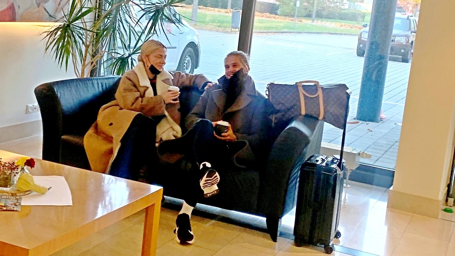 Pikante Fotos: Hier turteln Valentina Pahde und Rúrik Gíslason in der Öffentlichkeit Auf dem Sofa in der Hotel-Lobby streichelt Valentina Rúrik liebevoll über die Schulter.
