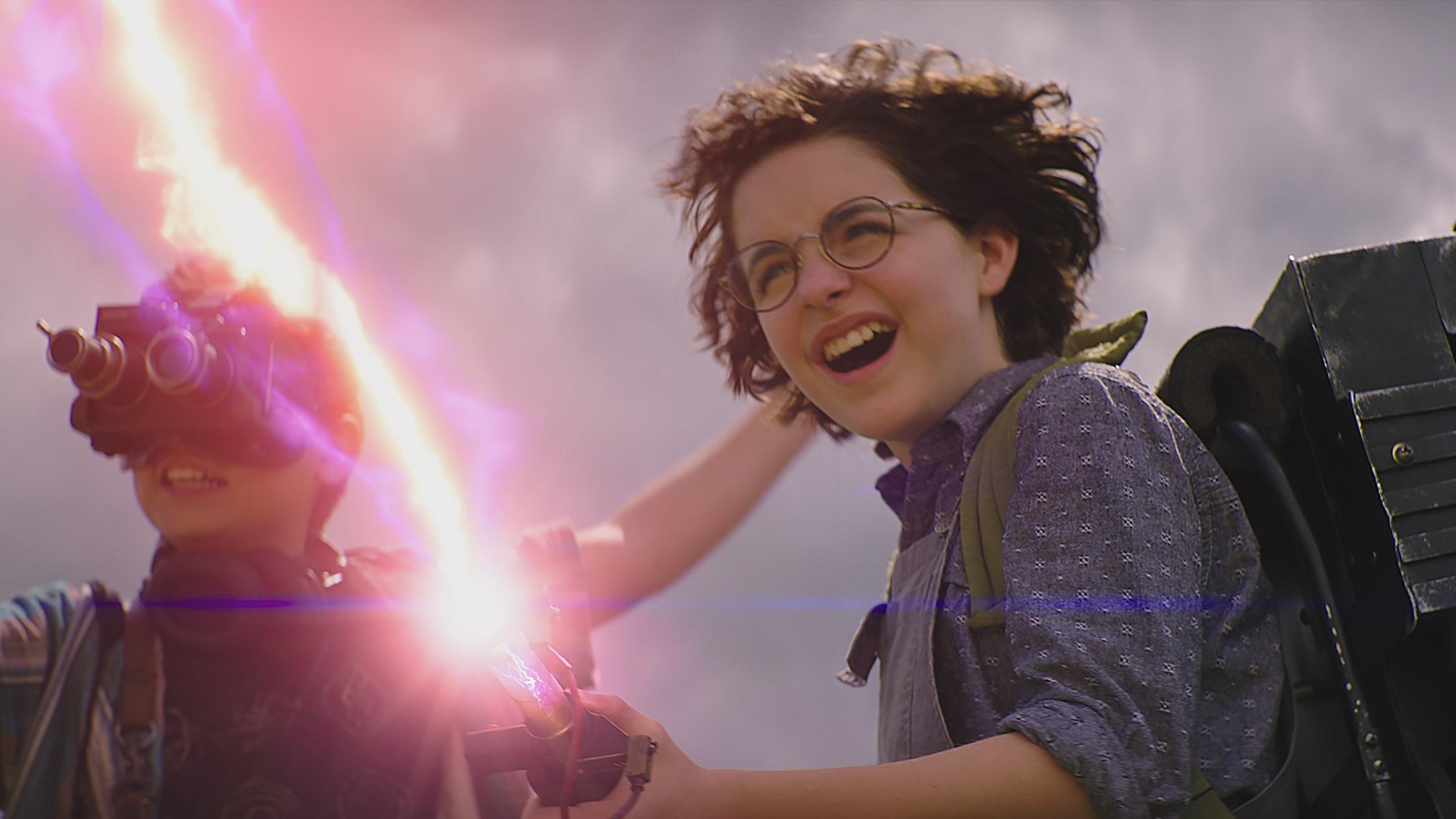 Geisterjäger machen auf „Stranger Things”: Filmkritik „Ghostbusters: Legacy” HANDOUT - 26.09.2018, ---: Mckenna Grace (r) als Phoebe und Logan Kim als Podcast in einer Szene des Films "Ghostbusters: Legacy" (undatierte Filmszene). Der Film kommt am 18.11.2021 in die deutschen Kinos. (zu dpa-Kinostarts vom 11.11.2021) Foto: -/