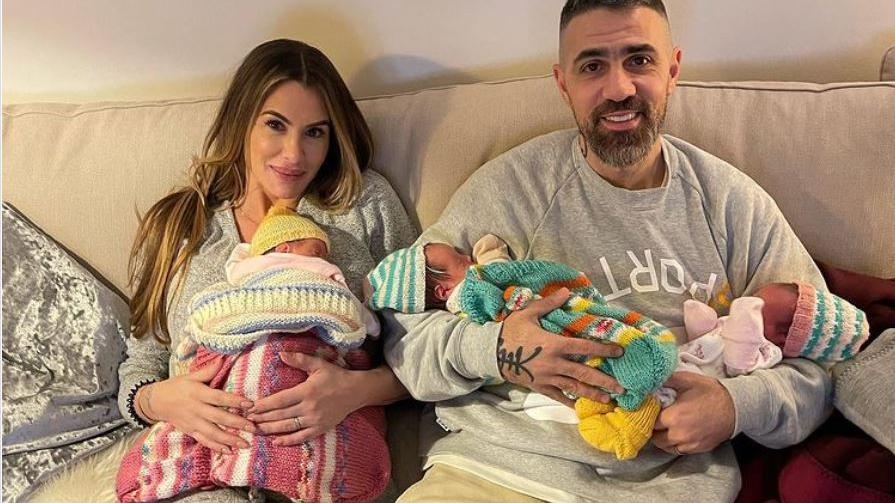Andeutung nach Anna-Maria Ferchichis Drillings-Geburt: Will Bushido etwa ganz schnell neue Babys machen? Daheim mit ihren drei putzigen Minis! Anna-Maria und Bushido durften ihre Töchterchen nach Hause holen.
