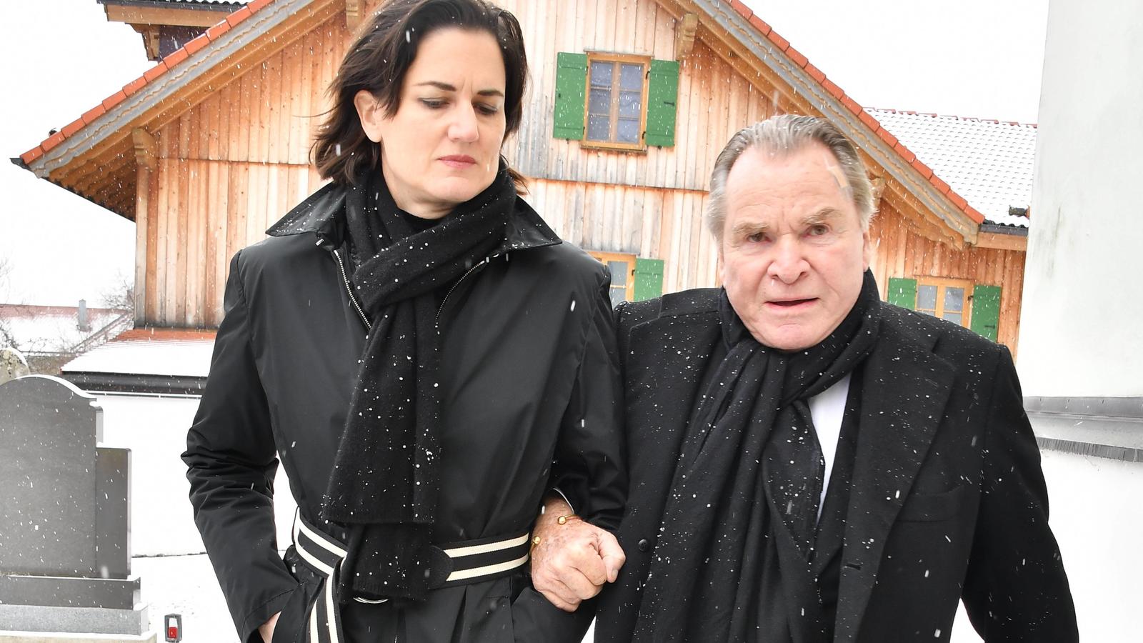 Obwohl beide dreifach geimpft sind: Fritz Wepper und seine Ehefrau dürfen sich nicht sehen Fritz Wepper mit Susanne Kellermann / Gedenkgottesdienst für Siegfried Rauch / Kirche / Gedenken / Gemeinde Habach bei Murnau / 19.03.2018 *** Fritz Wepper with Susanne Kellermann Memorial Service for Siegfried Rauch Church Commemoration Gemeinde Hab