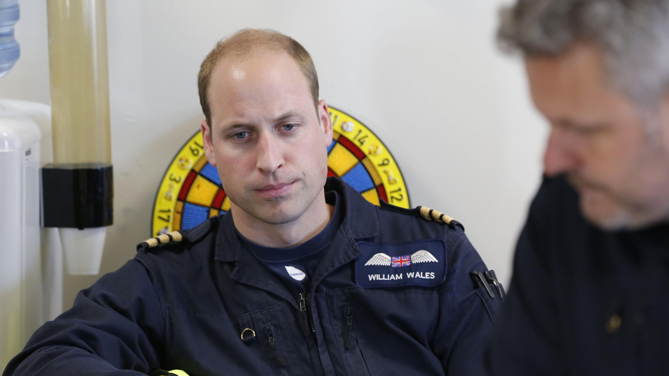 Prinz William: Einsätze mit Kindern belasteten ihn besonders stark ARCHIV - 27.07.2017, Großbritannien, Cambridge: Prinz William von Großbritannien bei seinem letzten Dienst als Rettungshubschrauber-Pilot bei der East Anglian Air Ambulance. (zu dpa William über Arbeit als Rettungspilot: Vorfälle mit Kindern belasten