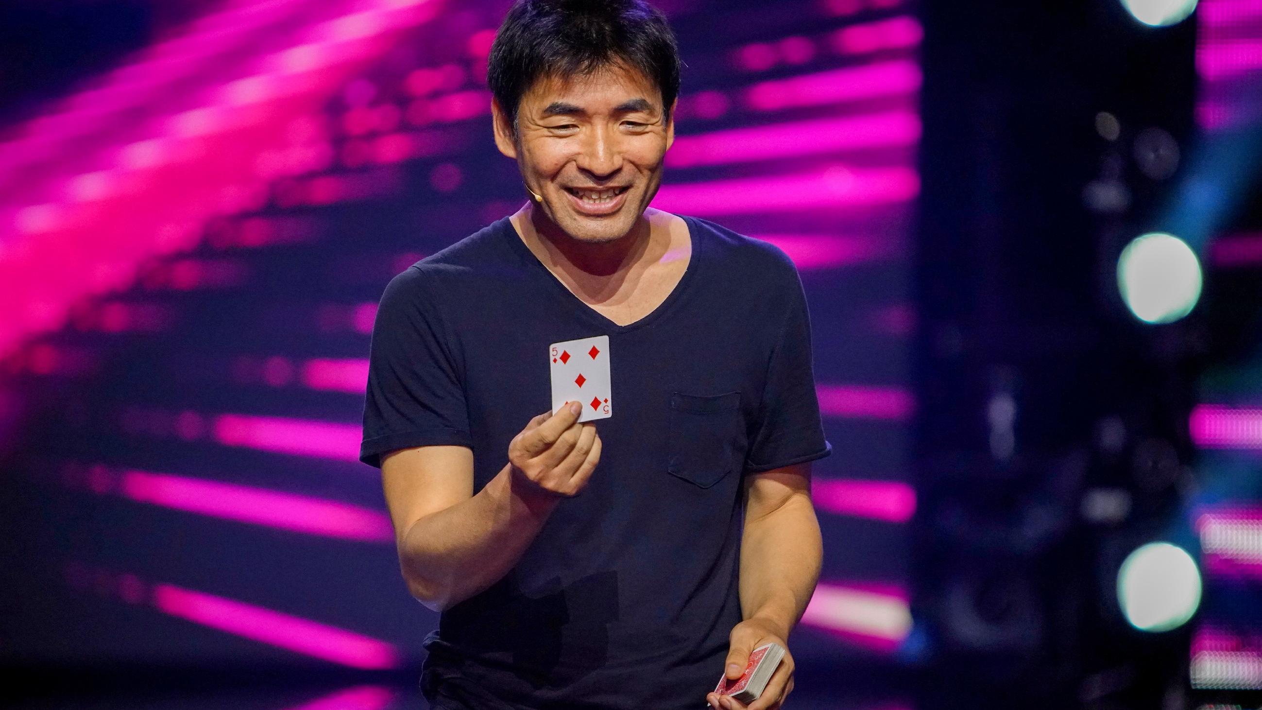 Die 1. Supertalent-Halbfinal-Show steht an! Diese 9 Acts kämpfen um den Final-Einzug Zauberer Keiichi Iwasaki möchte im Supertalent-Halbfinale allen ein Lächeln ins Gesicht zaubern.