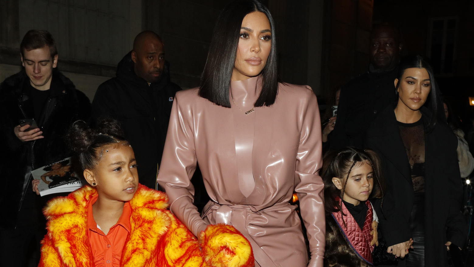 Kardashian-Töchter North und Penelope tanzen auf TikTok Kim Kardashian mit Tochter North West und Kourtney Kardashian mit Tochter Penelope Disick 2020 auf dem Weg in ein Restaurant in Paris.