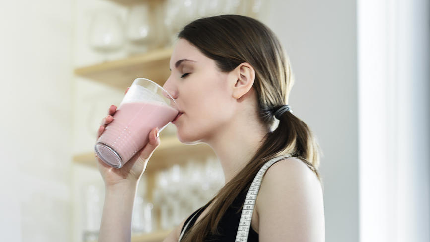 Diät-Shakes: Testsieger und Preistipp fürs Abnehmen und Sport Frau trinkt Proteinshake während der Diät