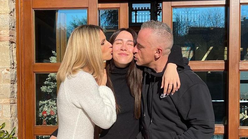 Aurora Ramazzotti teilt seltenes Bild mit ihren beiden Eltern Michelle Hunziker und Eros Ramazzotti feiern gemeinsam mit Tochter Aurora ihren 25. Geburtstag.