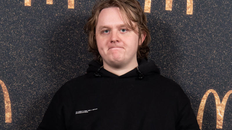 Lewis Capaldi stellt Adele und Beyoncés Songwriter für sein neues Album ein Lewis Capaldi stellt Adele und Beyoncés Songwriter für sein neues Album ein
