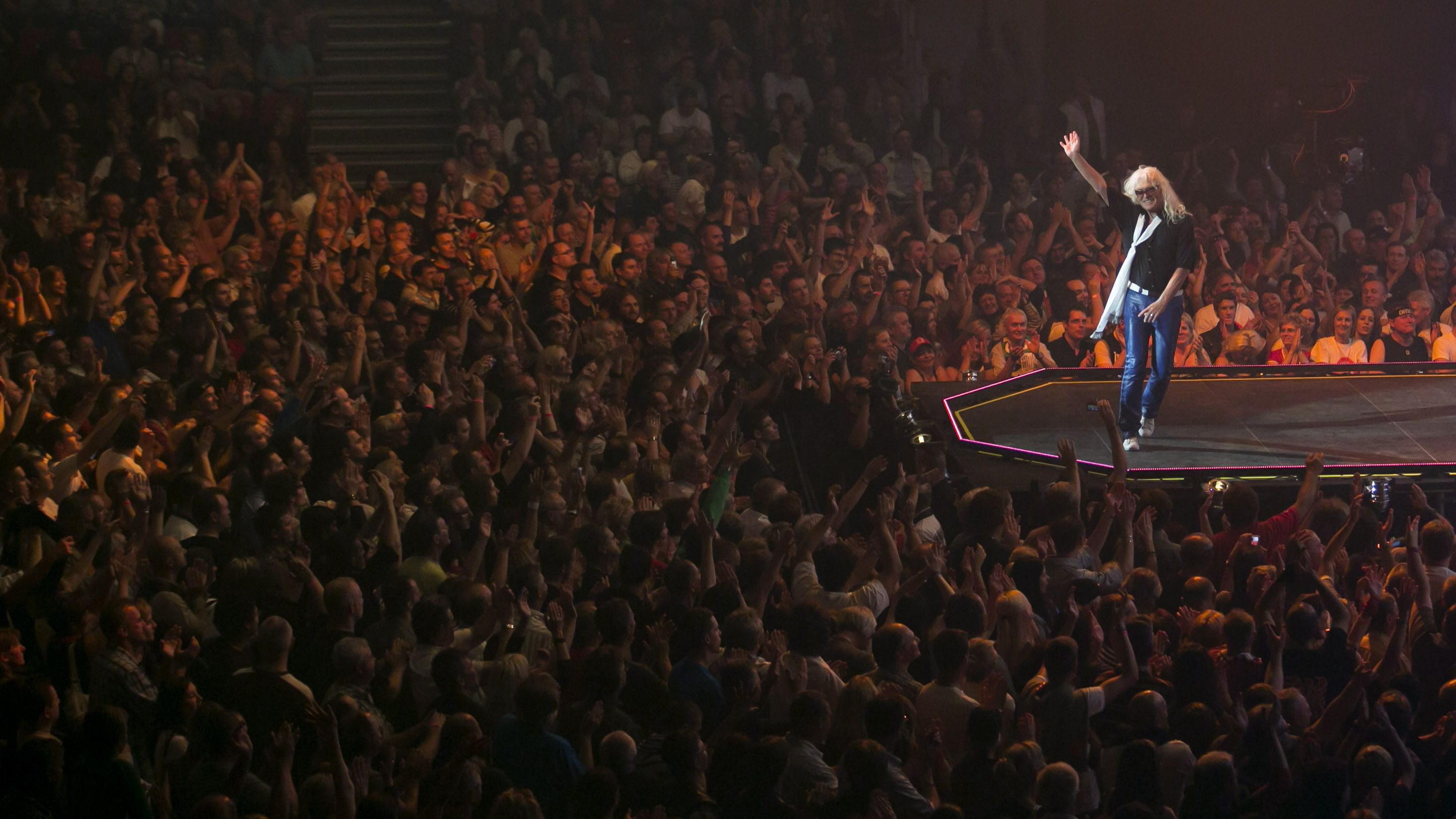 Ungarns Rock-Legende Janos Kobor ist tot epa03424296 Janos Kobor, lead singer of the Hungarian rock band Omega, waves to the audience during their 50 years jubilee concert at the Papp Laszlo Budapest Sports Arena in Budapest, Hungary, late 06 October 2012. Formed in Budapest in September 19