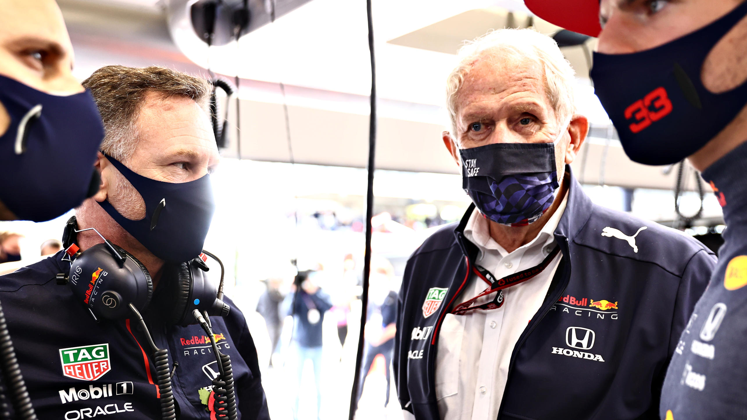 "Absoluter Blödsinn": Red Bull dementiert Personalwechsel SAO PAULO, BRAZIL - NOVEMBER 13: Red Bull Racing Team Principal Christian Horner, Red Bull Racing Team Consultant Dr Helmut Marko, Max Verstappen of Netherlands and Red Bull Racing and his race engineer Gianpiero Lambiase talk in the garage before t