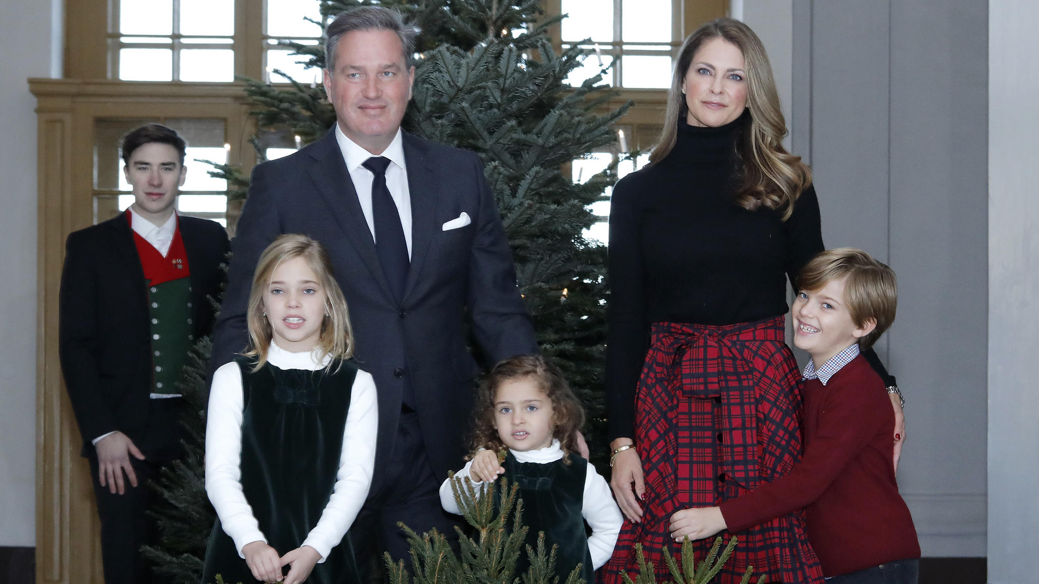 Prinzessin Madeleine von Schweden: So verzaubern ihre Mädels das Netz Eine royale Premiere: Prinzessin Madeleine und ihre Familie beim Weihnachtsbaum-Empfang