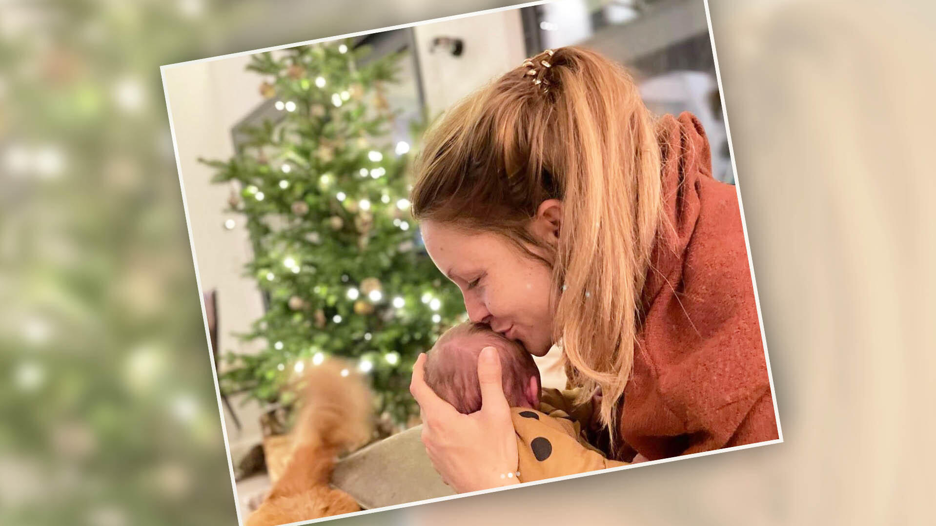 Jana Schölermann im Mama-Glück: Dicker Schmatzer für Töchterchen Ilvi Jana Schölermann gibt ihrem persönlichen Christkind Ilvi zärtlich ein Küsschen. Quelle: instagram/janaschoelermann