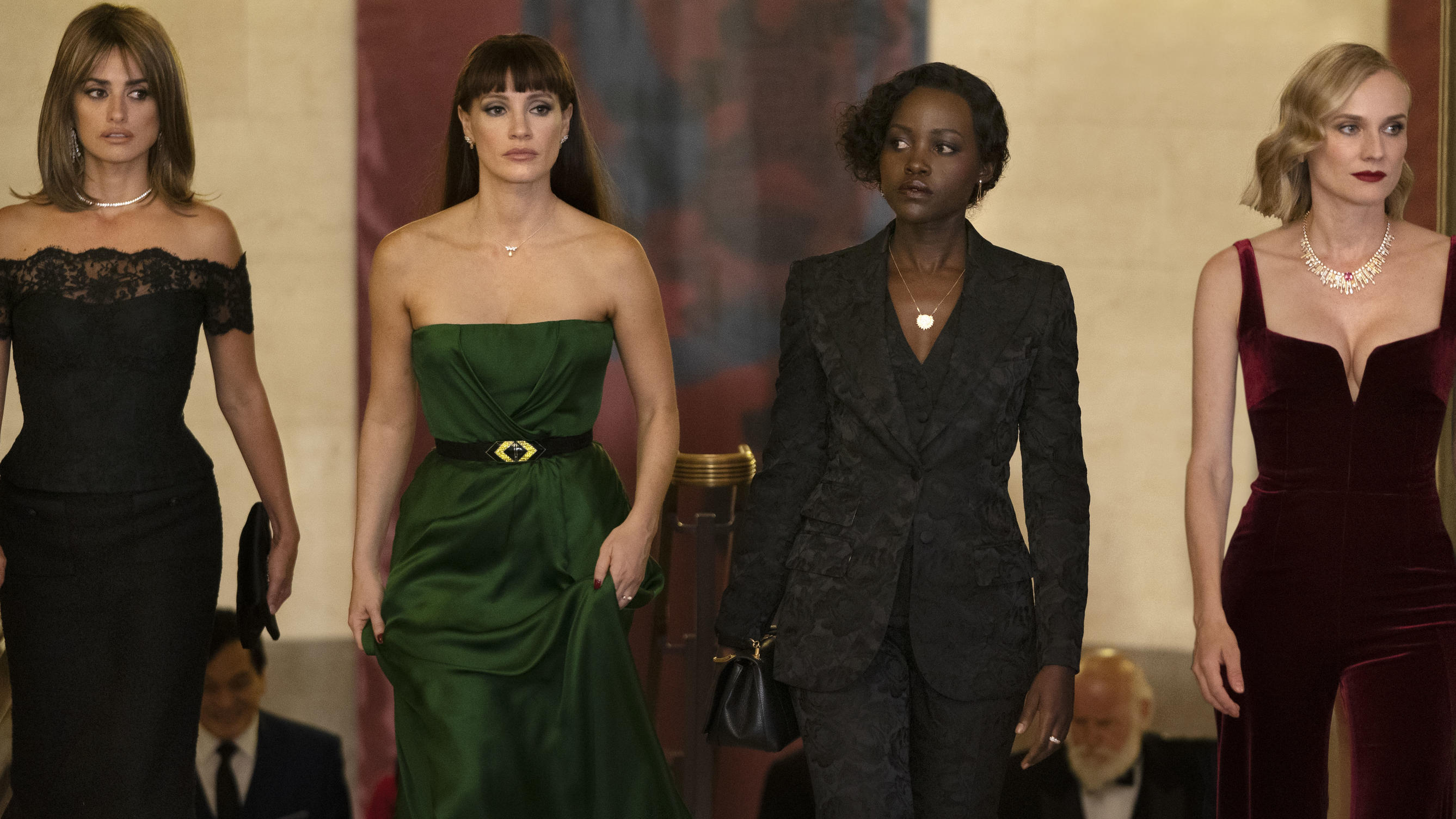 "The 355" Filmkritik: Fünf Ladys sagen James Bond den Kampf an - Kinostart: 6.1.2022 Penélope Cruz, Jessica Chastain, Lupita Nyong'o und Diane Kruger (v.l.) in "The 355"