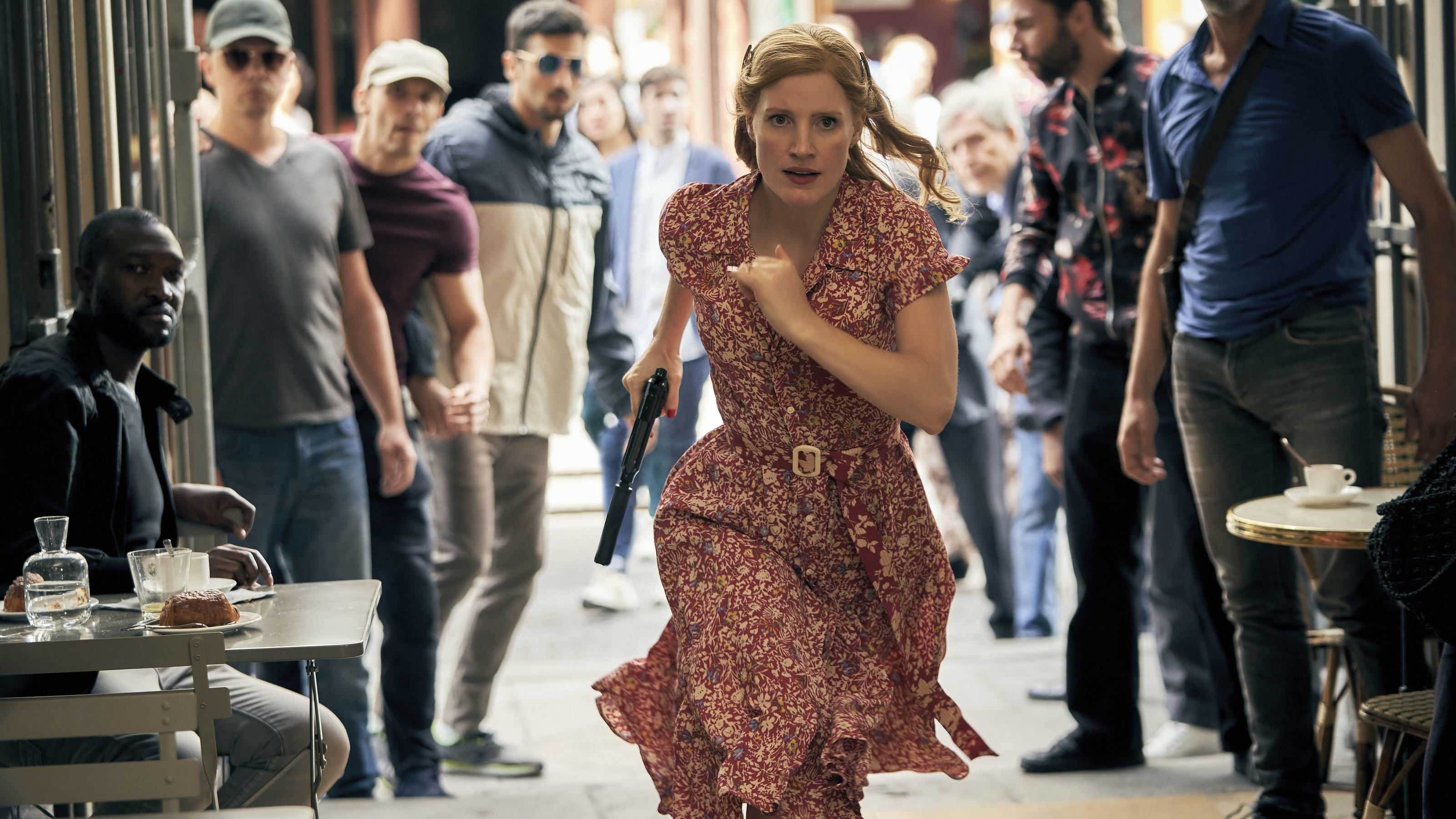 "The 355" Filmkritik: Fünf Ladys sagen James Bond den Kampf an - Kinostart: 6.1.2022 Jessica Chastain zeigt in "The 355": Action geht auch in solchen Klamotten