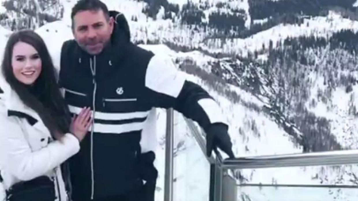 Ikke Hüftgolds Freundin wurde 22: Geburtstagstrip in den Schnee Ikke Hüftgold und seine Freundin Nina Reh vor einer verschneiten Bergkulisse.
