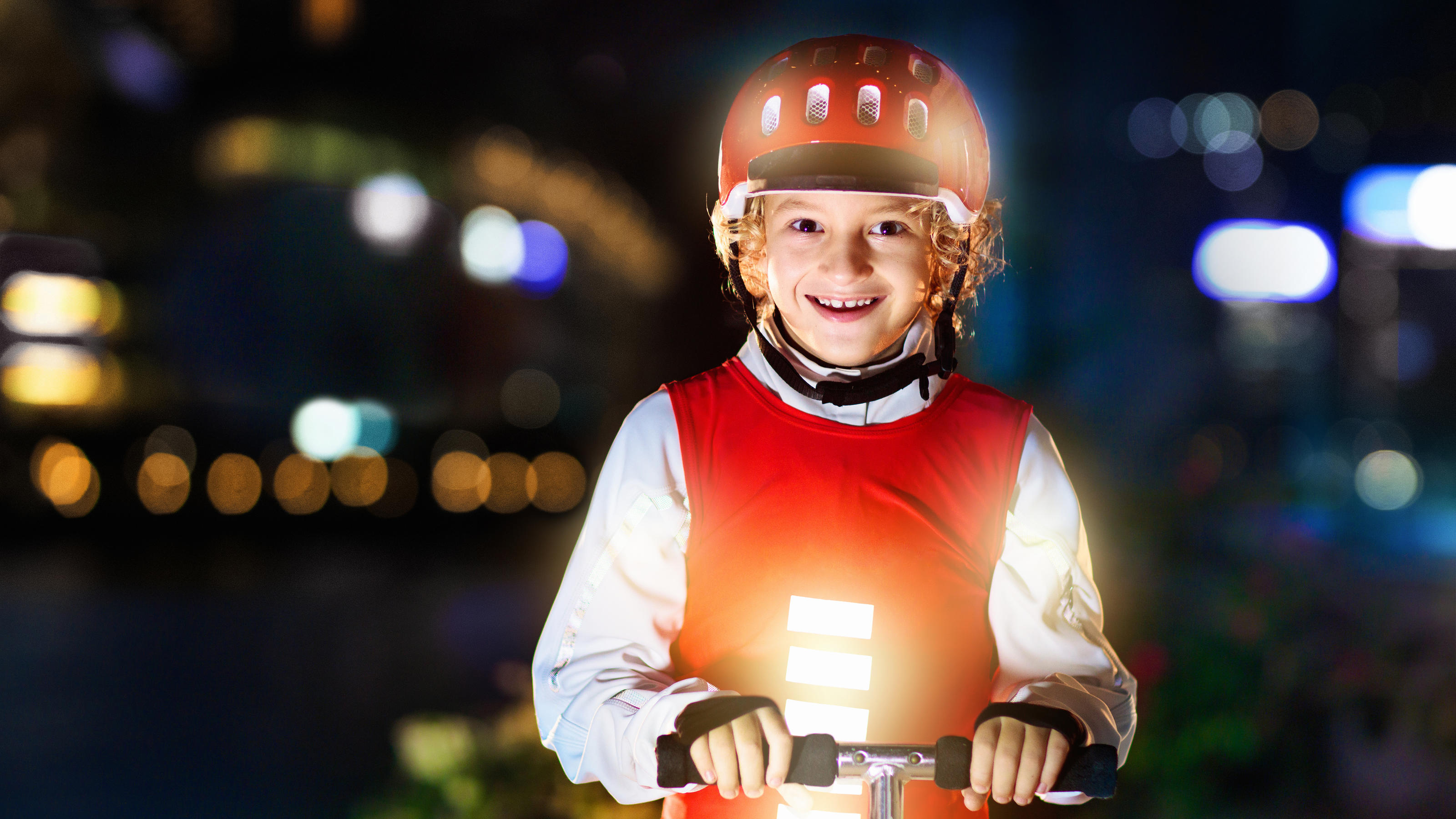 Warum Kinder ohne diese Kleidung nicht mehr auf die Straße sollten Ein Junge im Dunklen mit reflektierender Kleidung.