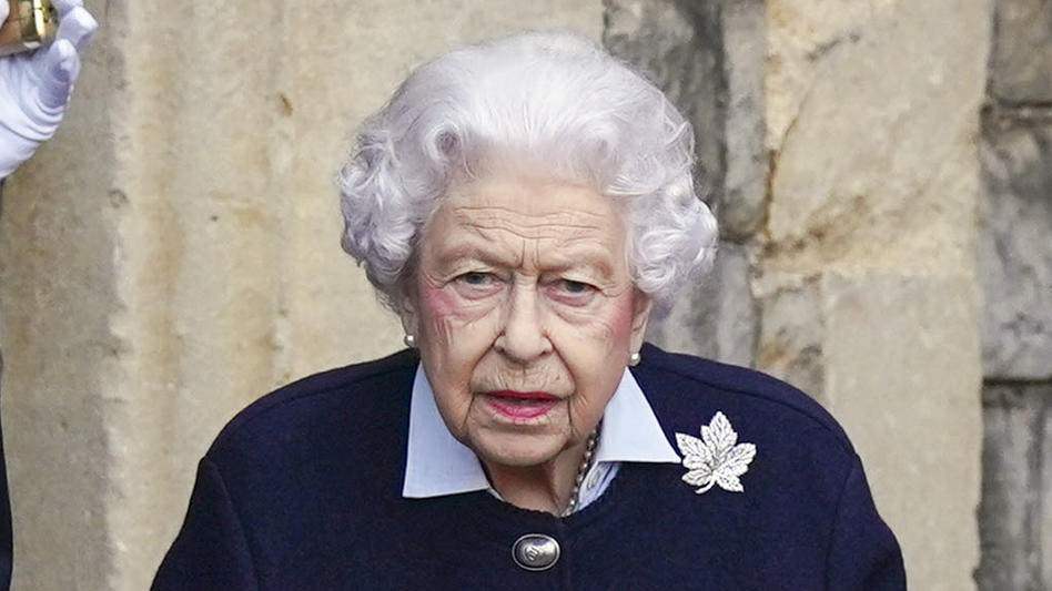 Zum Schutz der Queen: Schloss Windsor soll nach Einbruch sicherer werden ARCHIV - 06.10.2021, Großbritannien, Windsor: Die britische Königin Elizabeth II. trifft Mitglieder des Royal Regiment of Canadian Artillery auf Schloss Windsor. Der bewaffnete Eindringling, der am ersten Weihnachtstag auf dem Gelände der Queen-Resid